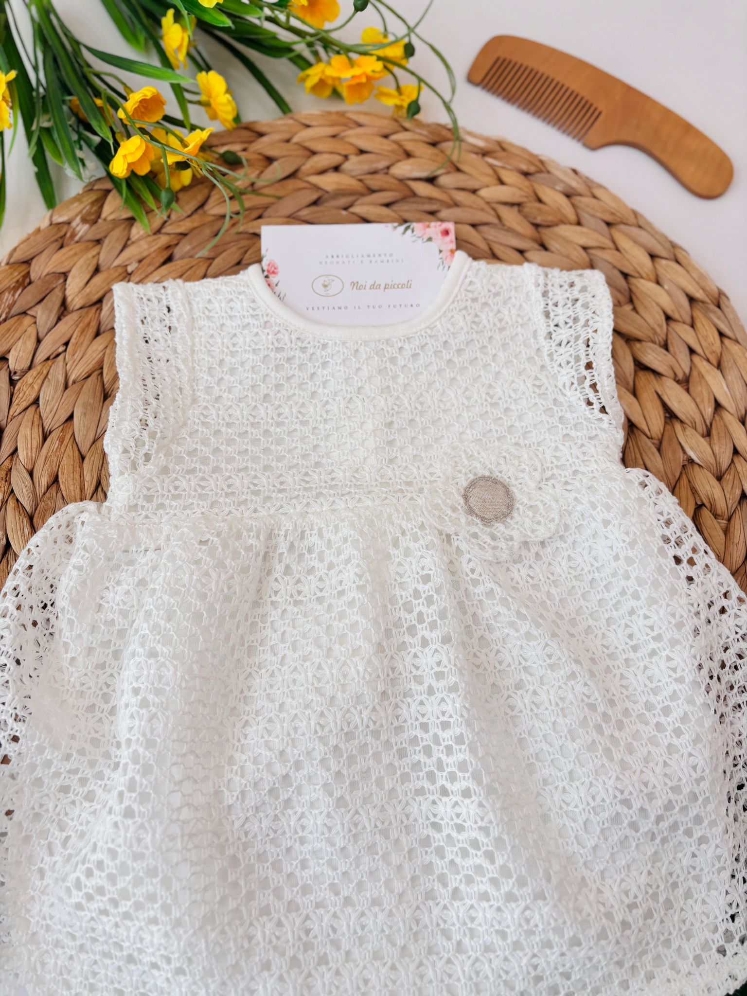 PAGLIACCETTO IN COTONE CON RICAMI E FIORELLINO BIANCO - Noi da piccoli