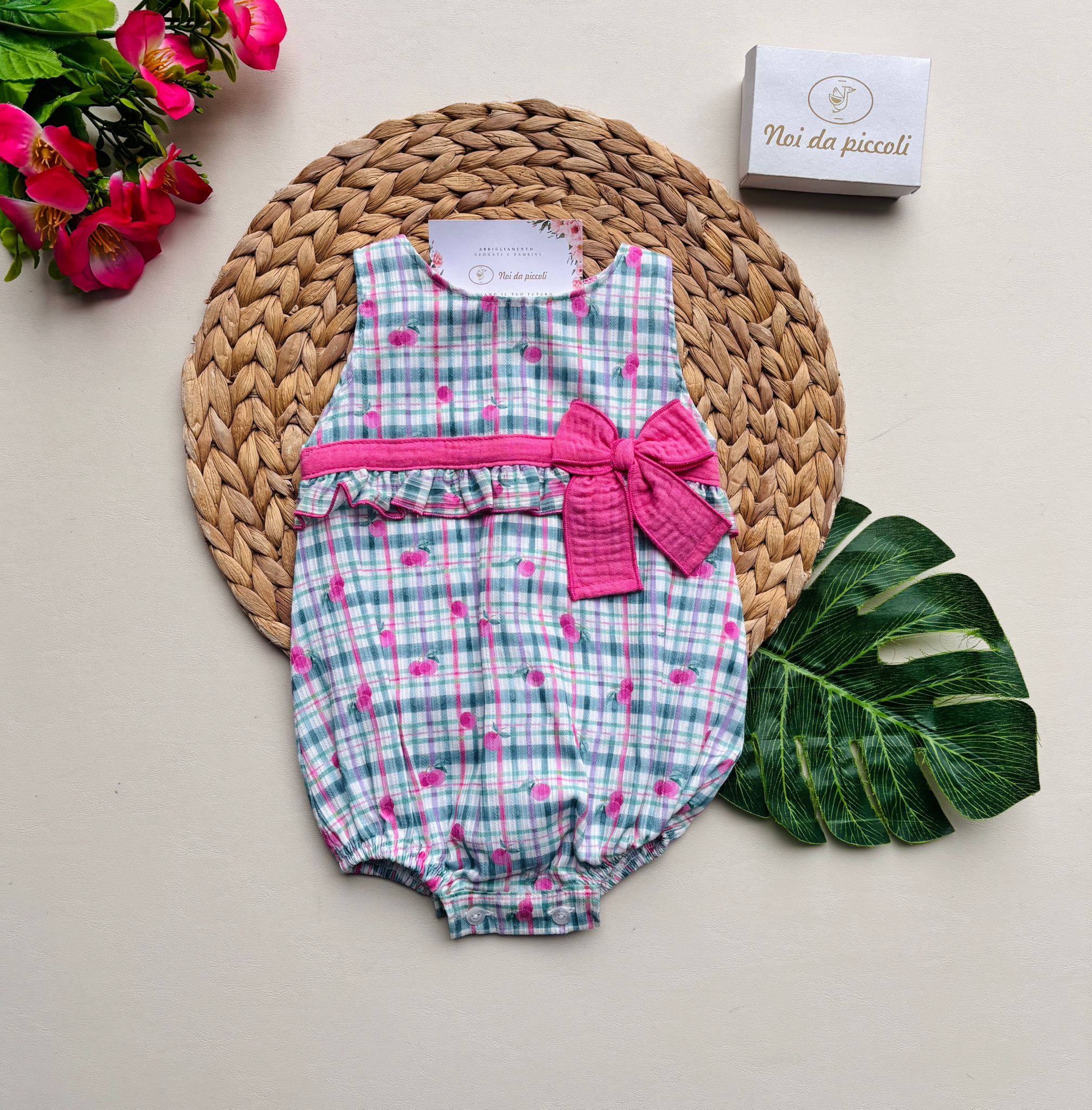 PAGLIACCETTO IN COTONE E ACRILICO A QUADRONI CON FASCIA E FIOCCHETTINO CENTRALE FUCSIA - Noi da piccoli