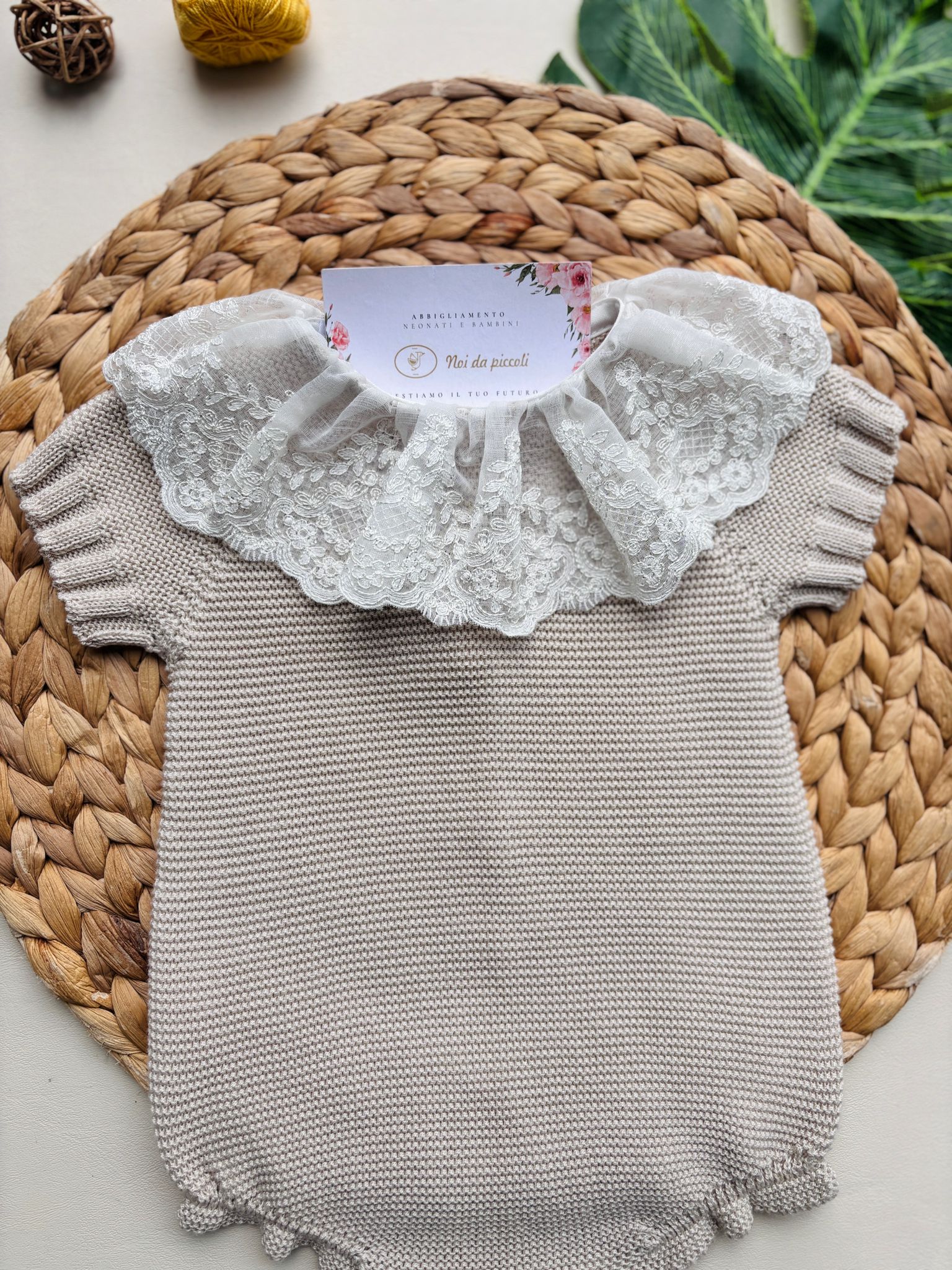 PAGLIACCETTO IN COTONE E ACRILICO CON COLLETTO MERLETTATO CREMA - Noi da piccoli