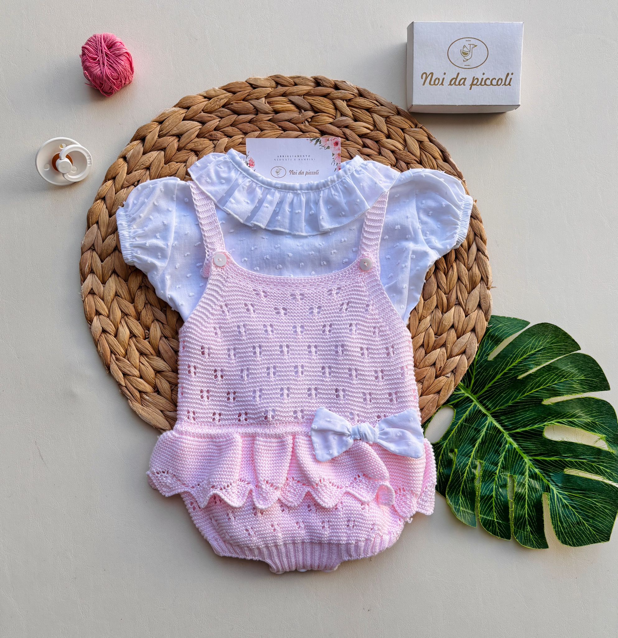 PAGLIACCETTO IN COTONE E ACRILICO CON FIOCCHETTO E MAGLIETTINA BIANCO ROSA - Noi da piccoli