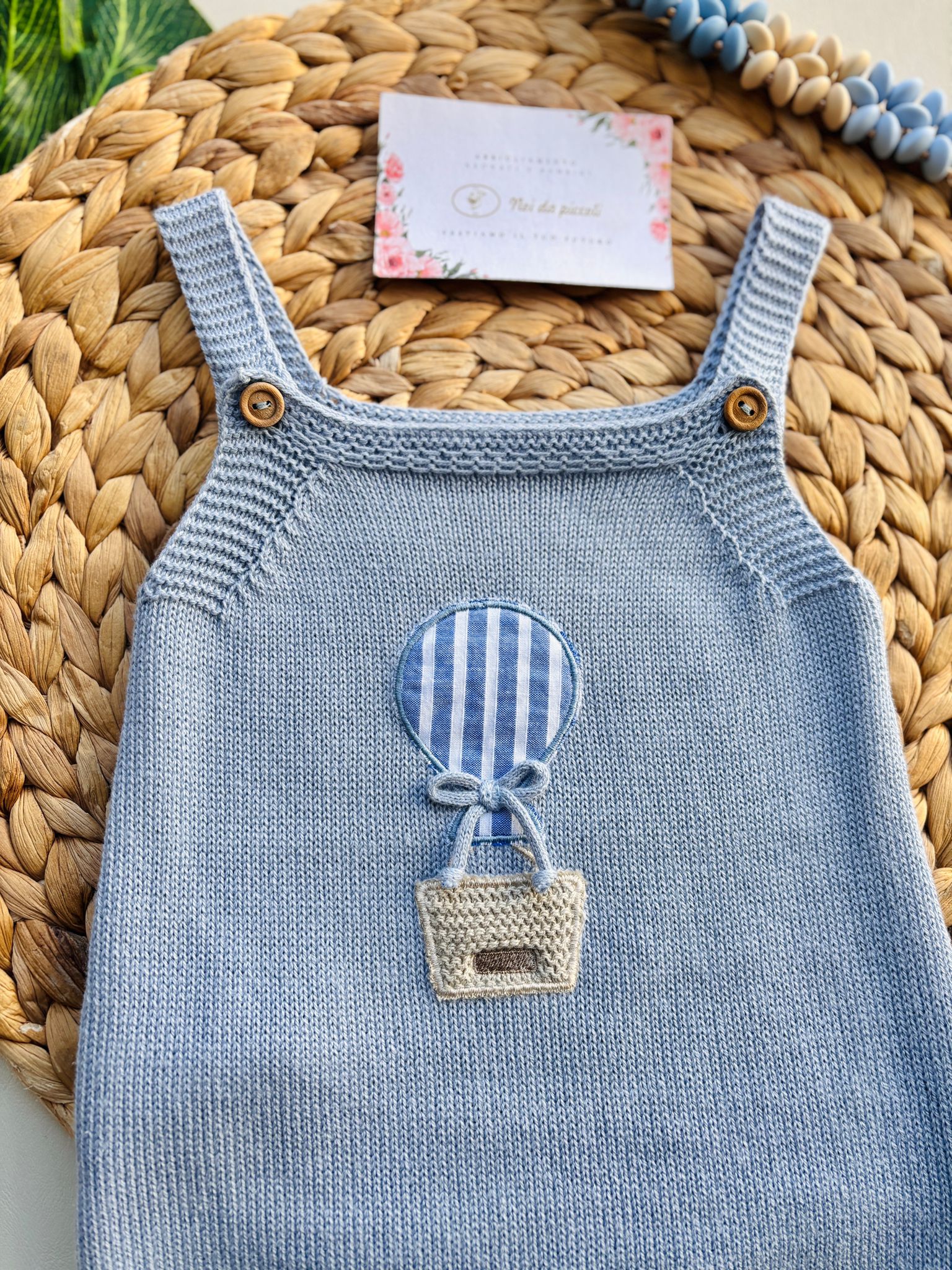 PAGLIACCETTO IN COTONE E ACRILICO CON PALLONCINO RIGATO E BOTTONCINI IN FINTO LEGNO CIELO - Noi da piccoli