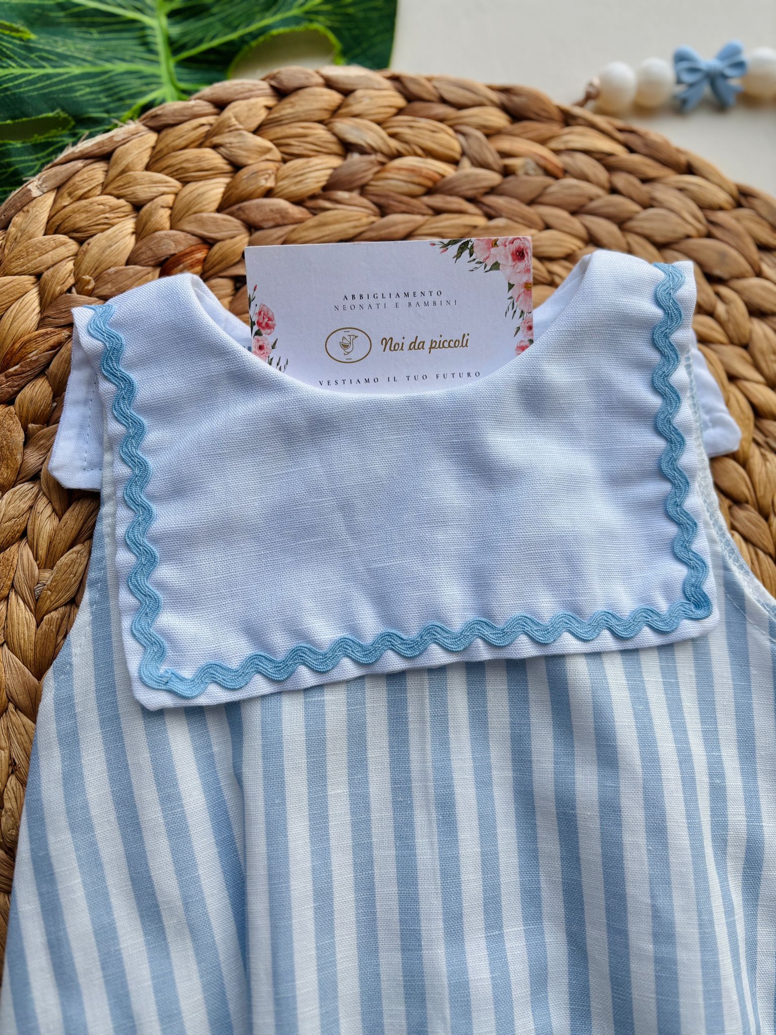 PAGLIACCETTO IN COTONE E LINO A RIGHE E COLLETTO LUNGO CON RICAMI Bianco Cielo - Noi da piccoli