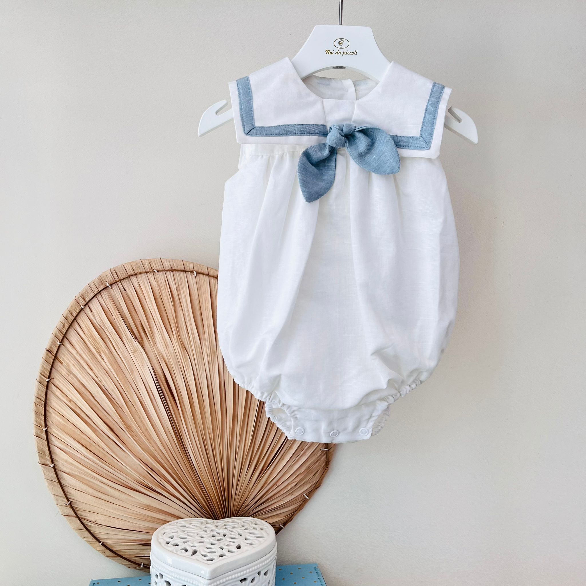 PAGLIACCETTO IN COTONE E LINO CON FIOCCHETTO BIANCO CIELO - Noi da piccoli