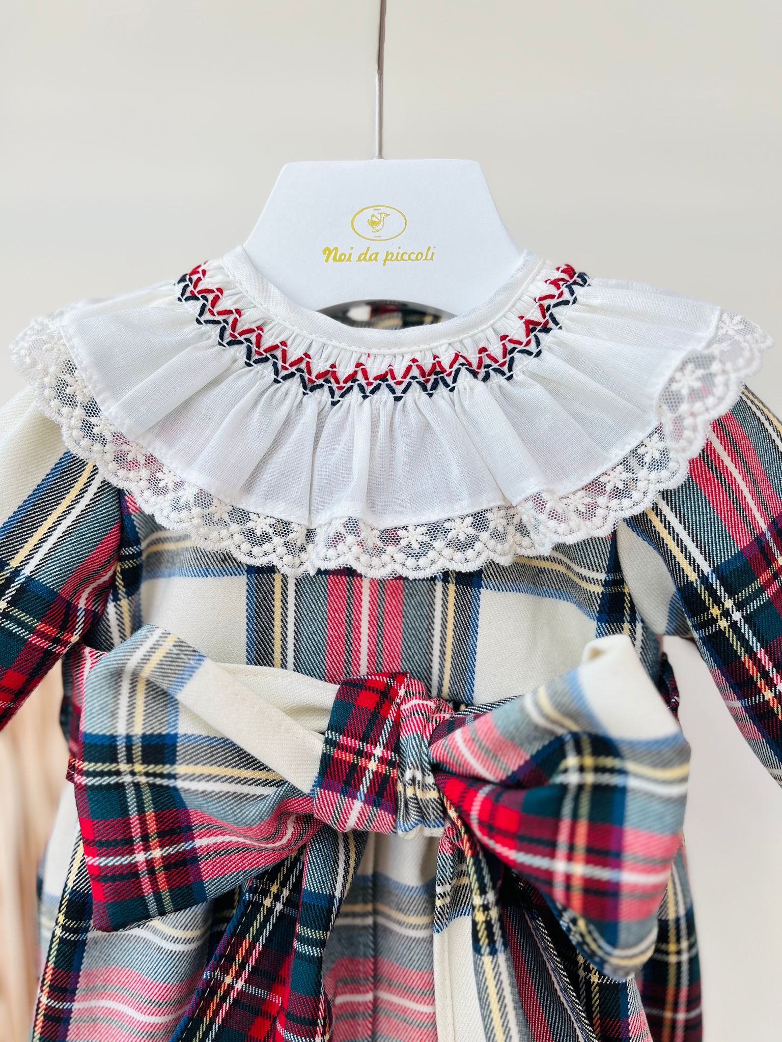 PAGLIACCETTO IN TARTAN CON COLLETTO A VOLANT RICAMATO ROSSO TARTAN - Noi da piccoli