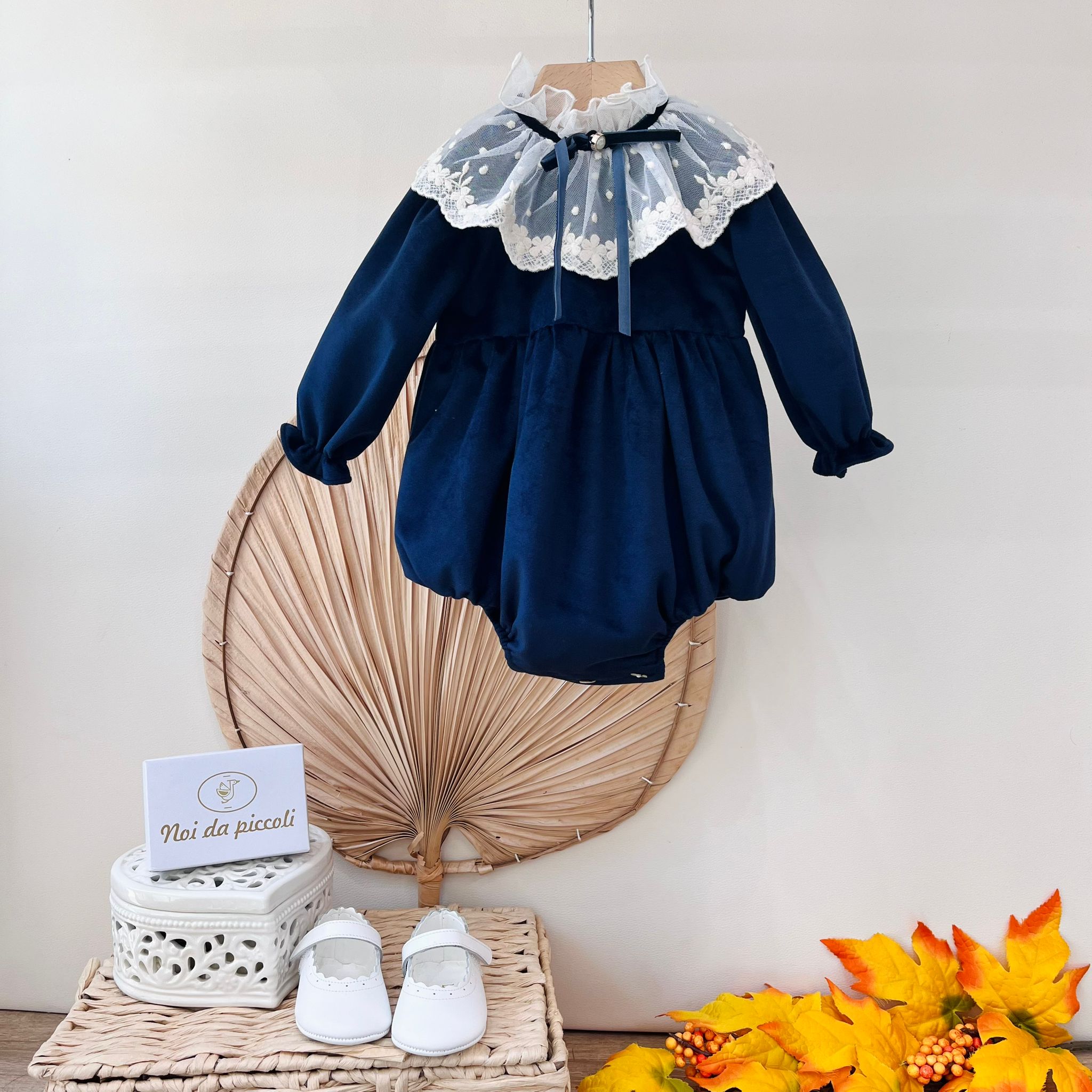 PAGLIACCETTO IN VELLUTINO CON COLLETTO A POIS E FIORELLINI RICAMATI BLU NOTTE - Noi da piccoli