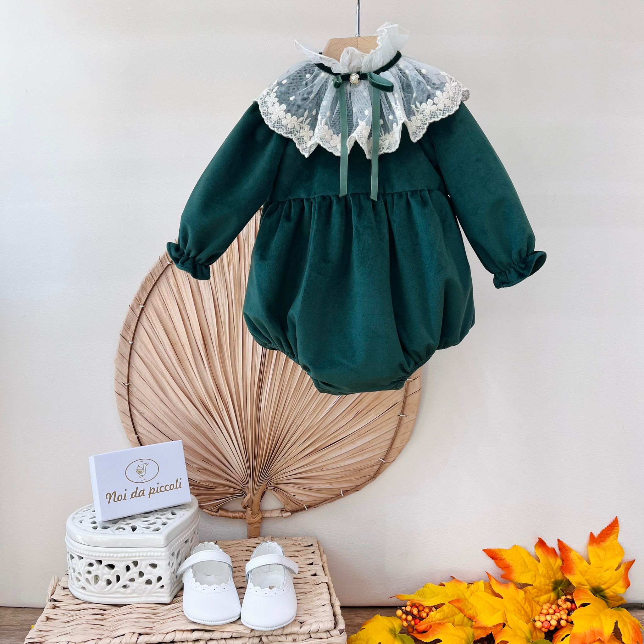 PAGLIACCETTO IN VELLUTINO CON COLLETTO A POIS E FIORELLINI RICAMATI VERDE - Noi da piccoli