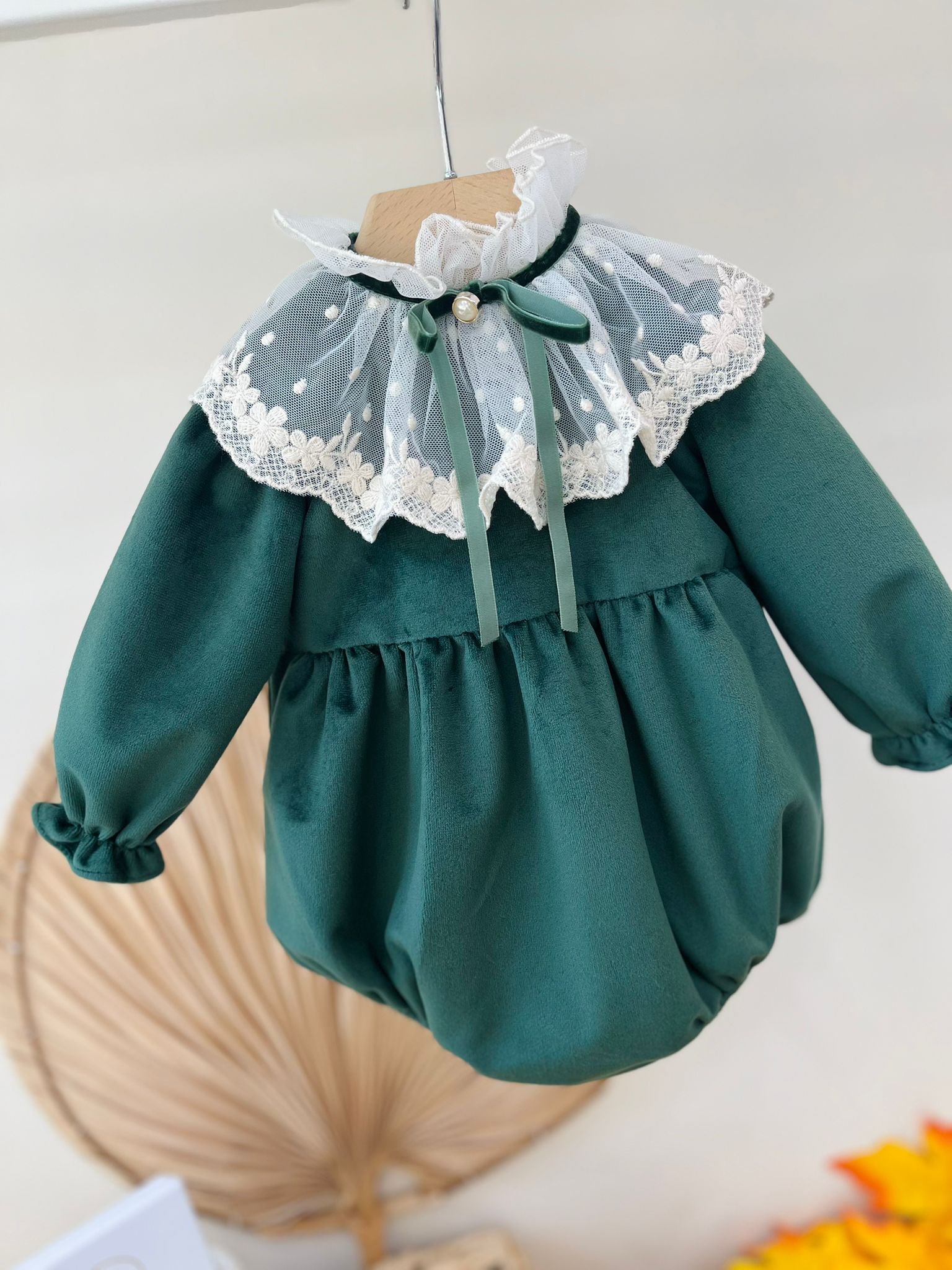 PAGLIACCETTO IN VELLUTINO CON COLLETTO A POIS E FIORELLINI RICAMATI VERDE - Noi da piccoli