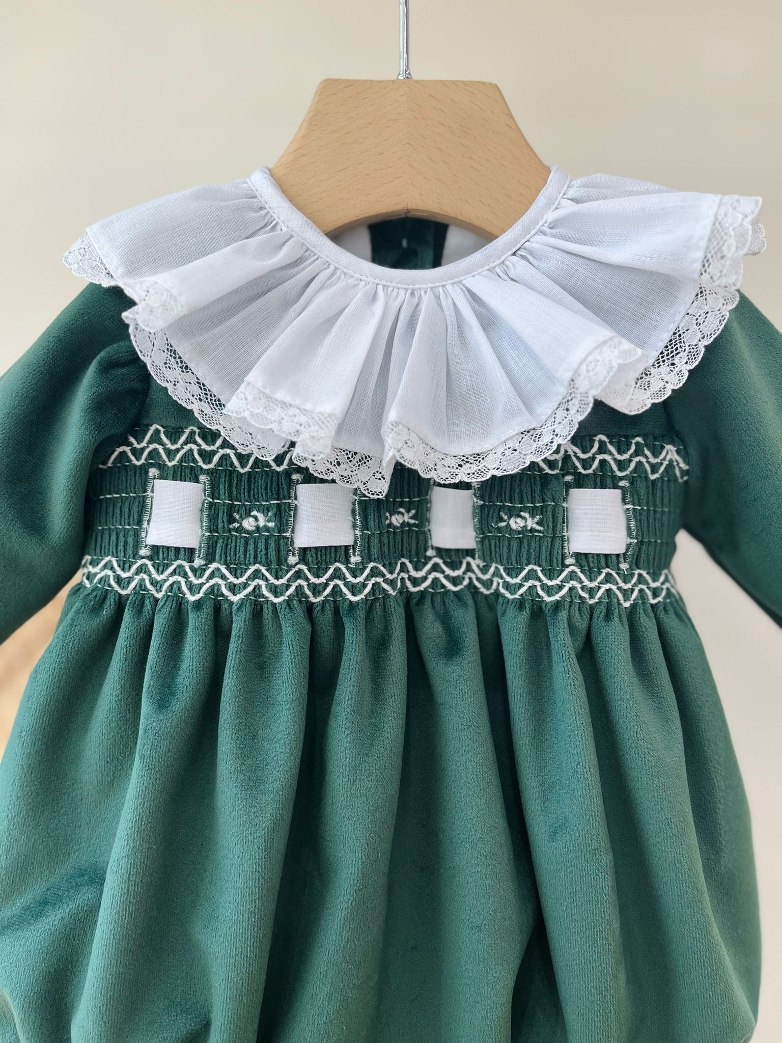 PAGLIACCETTO IN VELLUTINO CON COLLETTO A VOLANT E FASCIA CENTRALE A QUADRATINI VERDE - Noi da piccoli