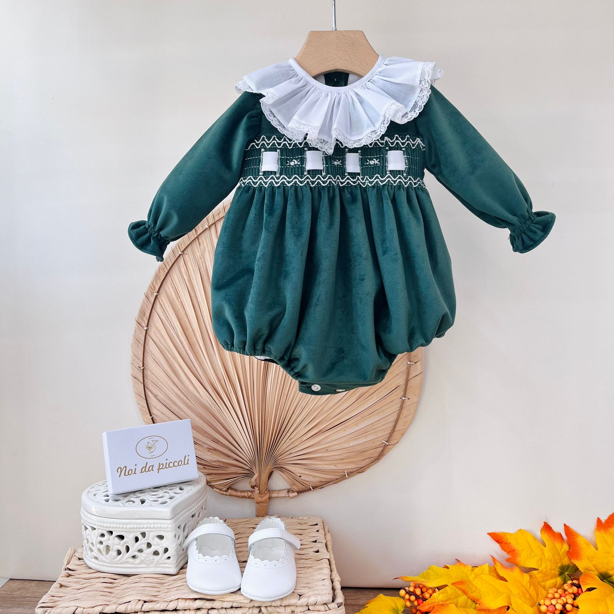 PAGLIACCETTO IN VELLUTINO CON COLLETTO A VOLANT E FASCIA CENTRALE A QUADRATINI VERDE - Noi da piccoli