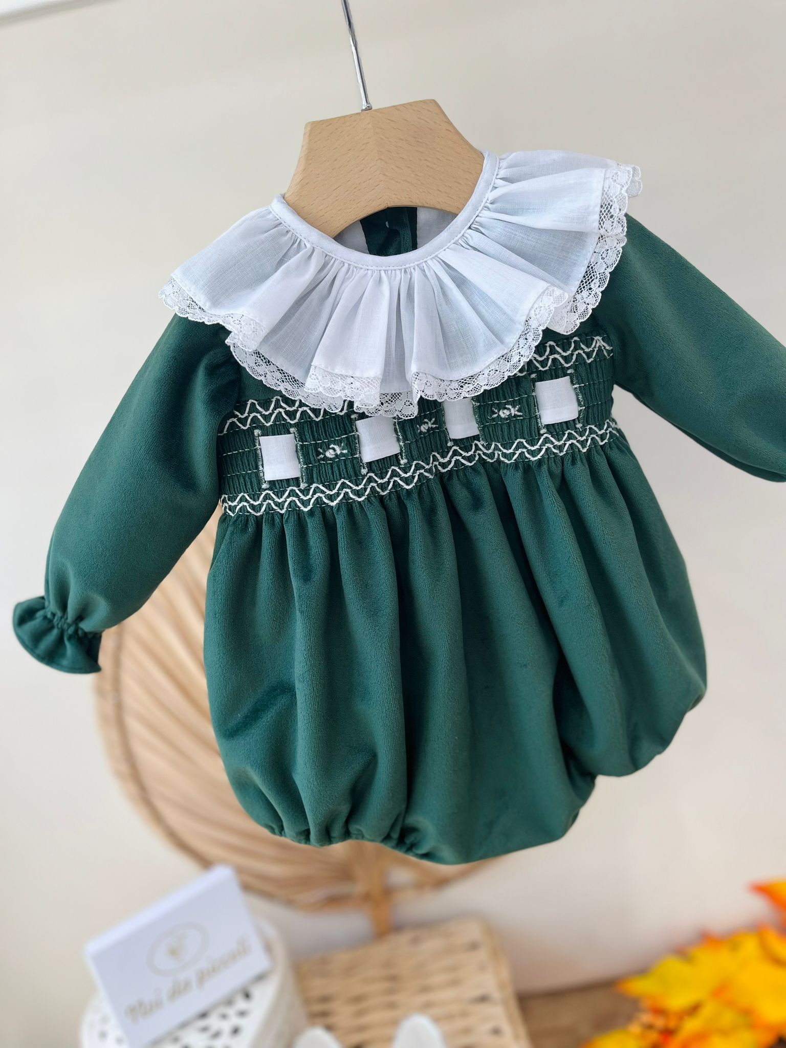 PAGLIACCETTO IN VELLUTINO CON COLLETTO A VOLANT E FASCIA CENTRALE A QUADRATINI VERDE - Noi da piccoli