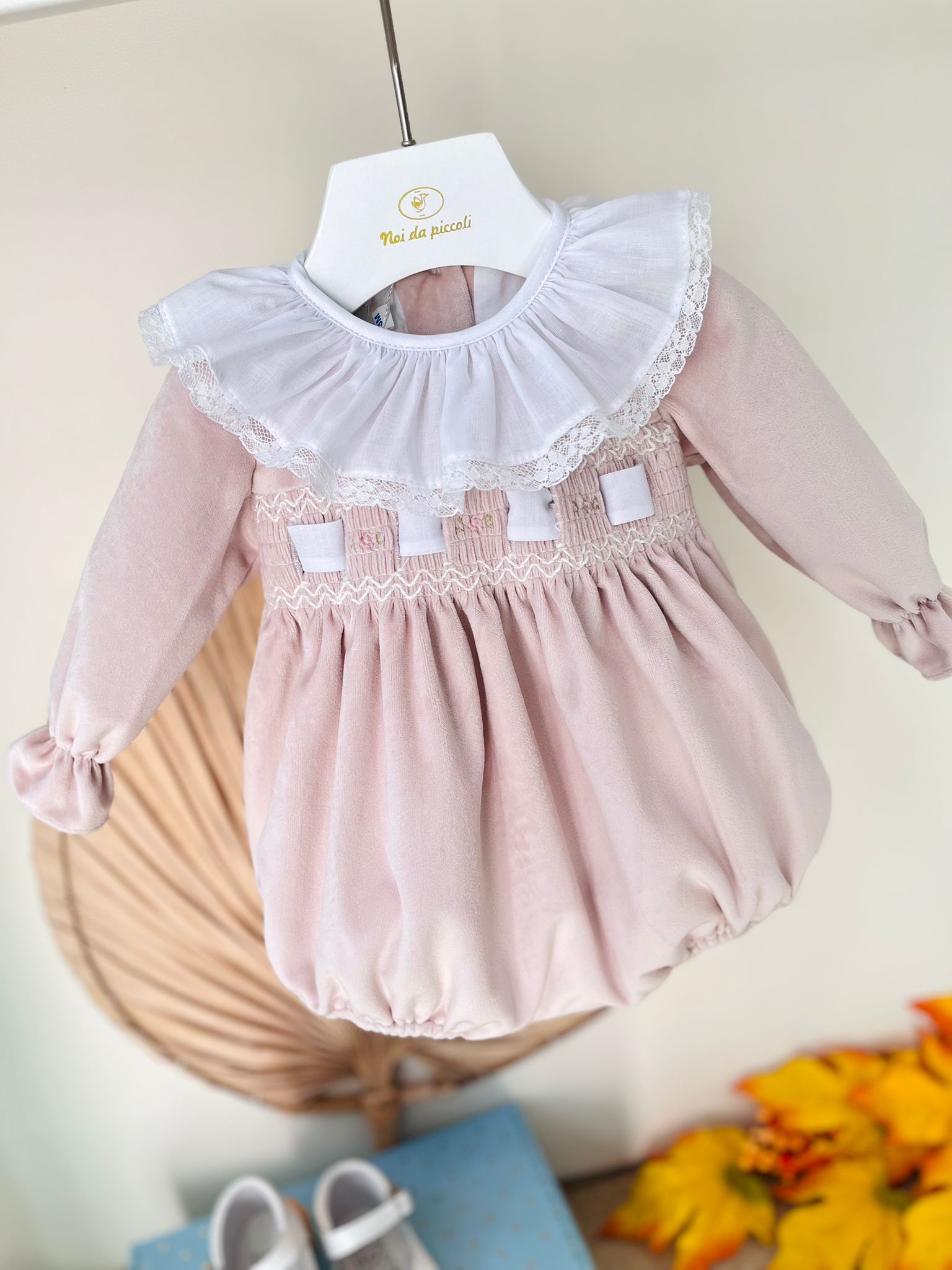 PAGLIACCETTO IN VELLUTINO CON COLLETTO A VOLANT RICAMATO ROSA - Noi da piccoli