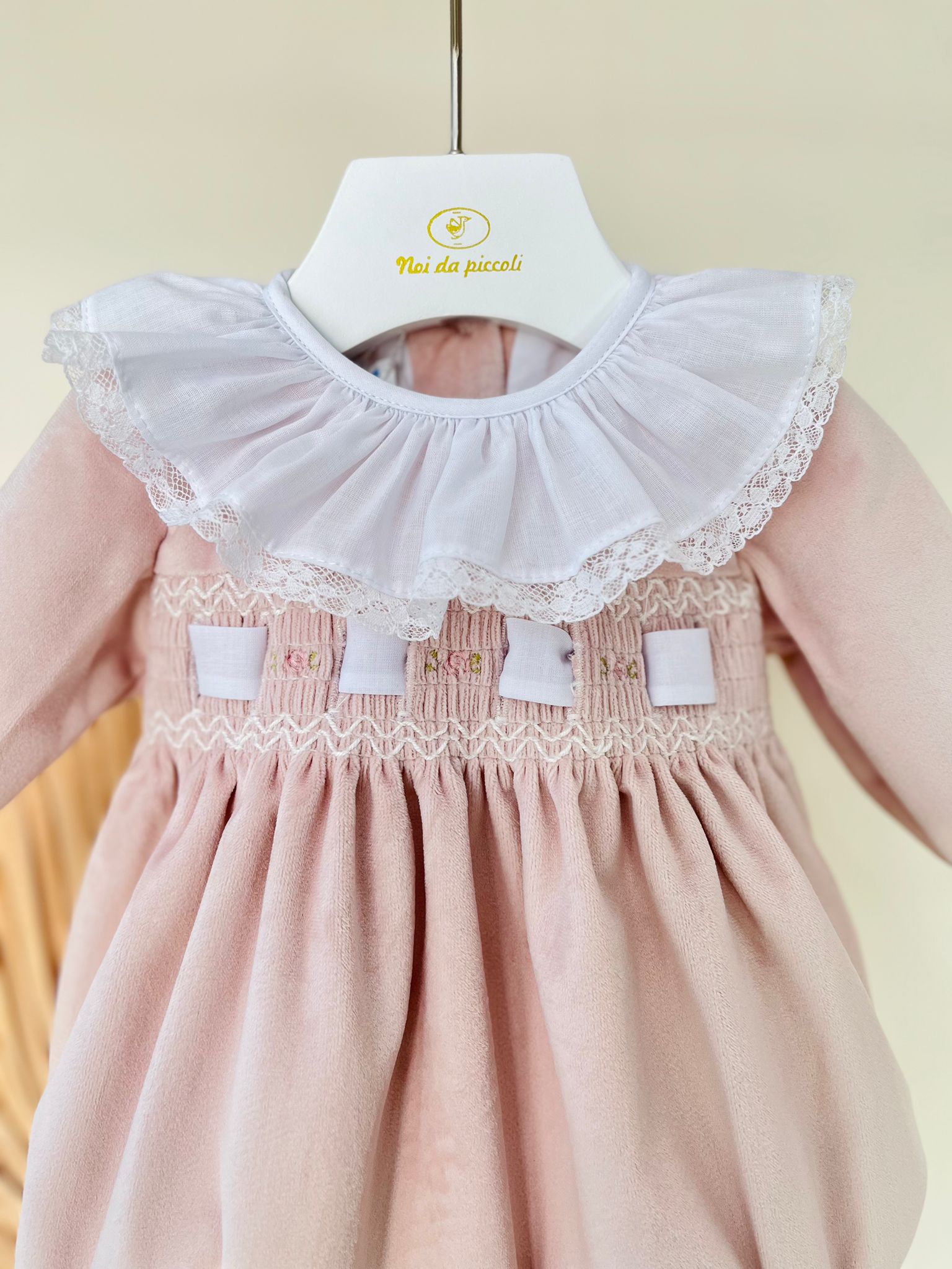 PAGLIACCETTO IN VELLUTINO CON COLLETTO A VOLANT RICAMATO ROSA - Noi da piccoli