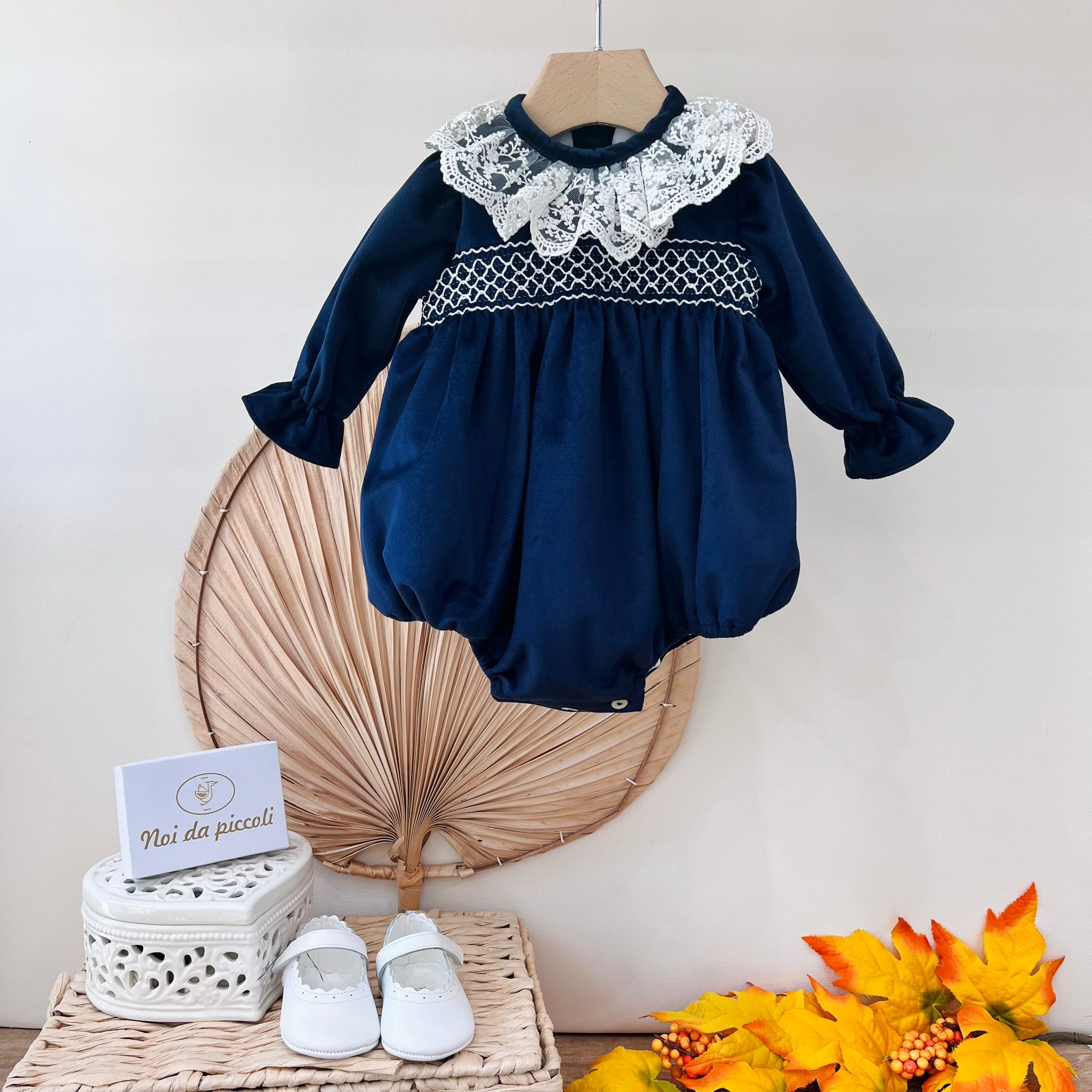 PAGLIACCETTO IN VELLUTINO CON COLLETTO RICAMATO BLU NOTTE - Noi da piccoli