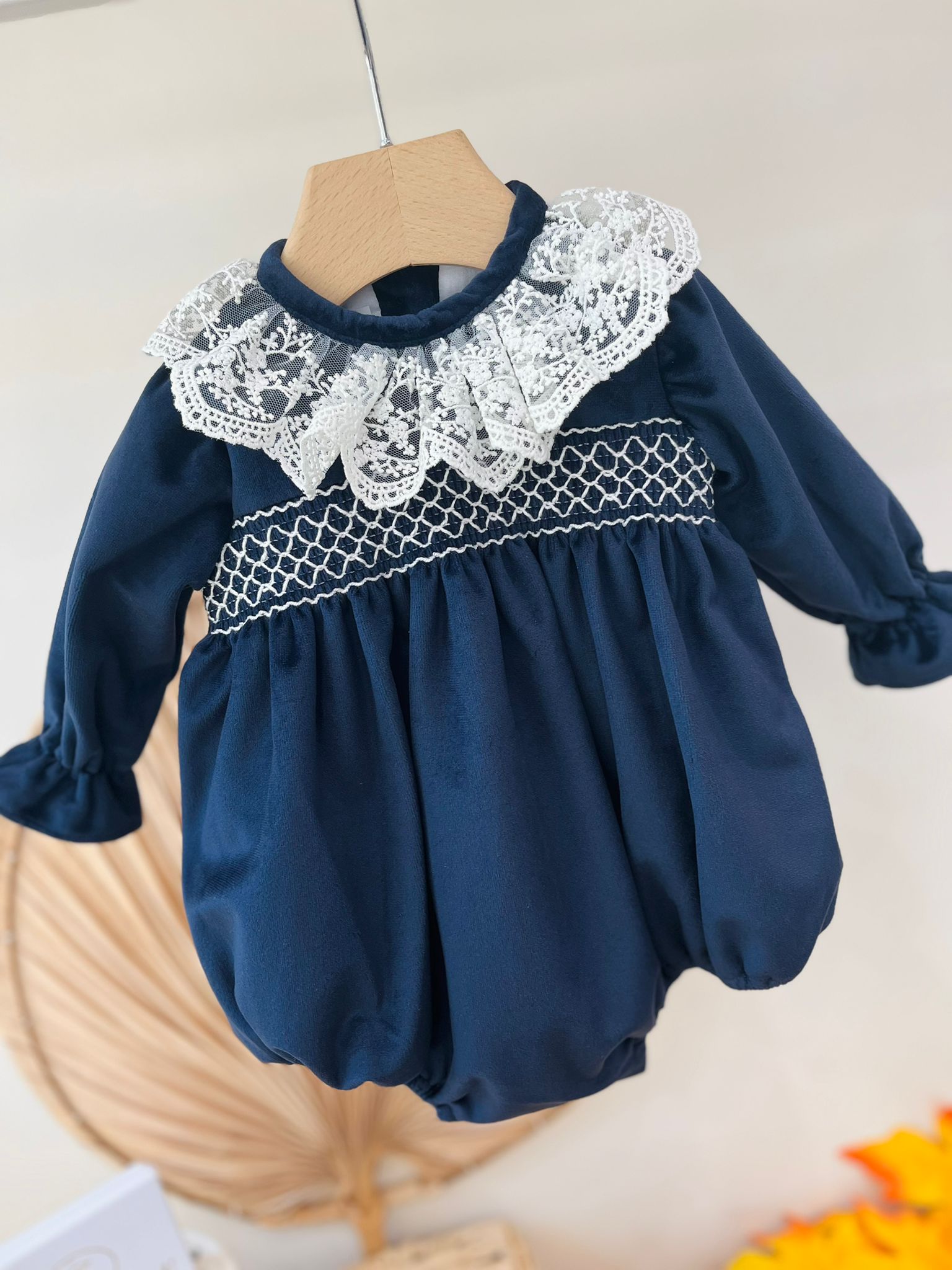 PAGLIACCETTO IN VELLUTINO CON COLLETTO RICAMATO BLU NOTTE - Noi da piccoli