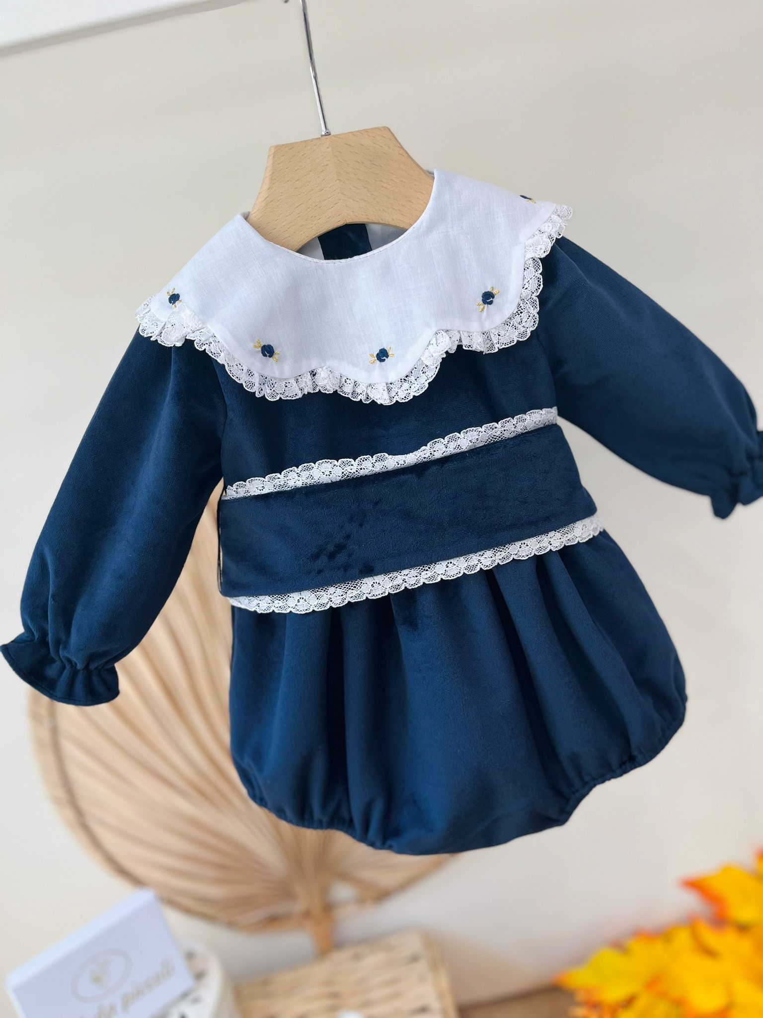 PAGLIACCETTO IN VELLUTINO CON COLLETTO RICAMATO E FIORELLINI BLU NOTTE - Noi da piccoli