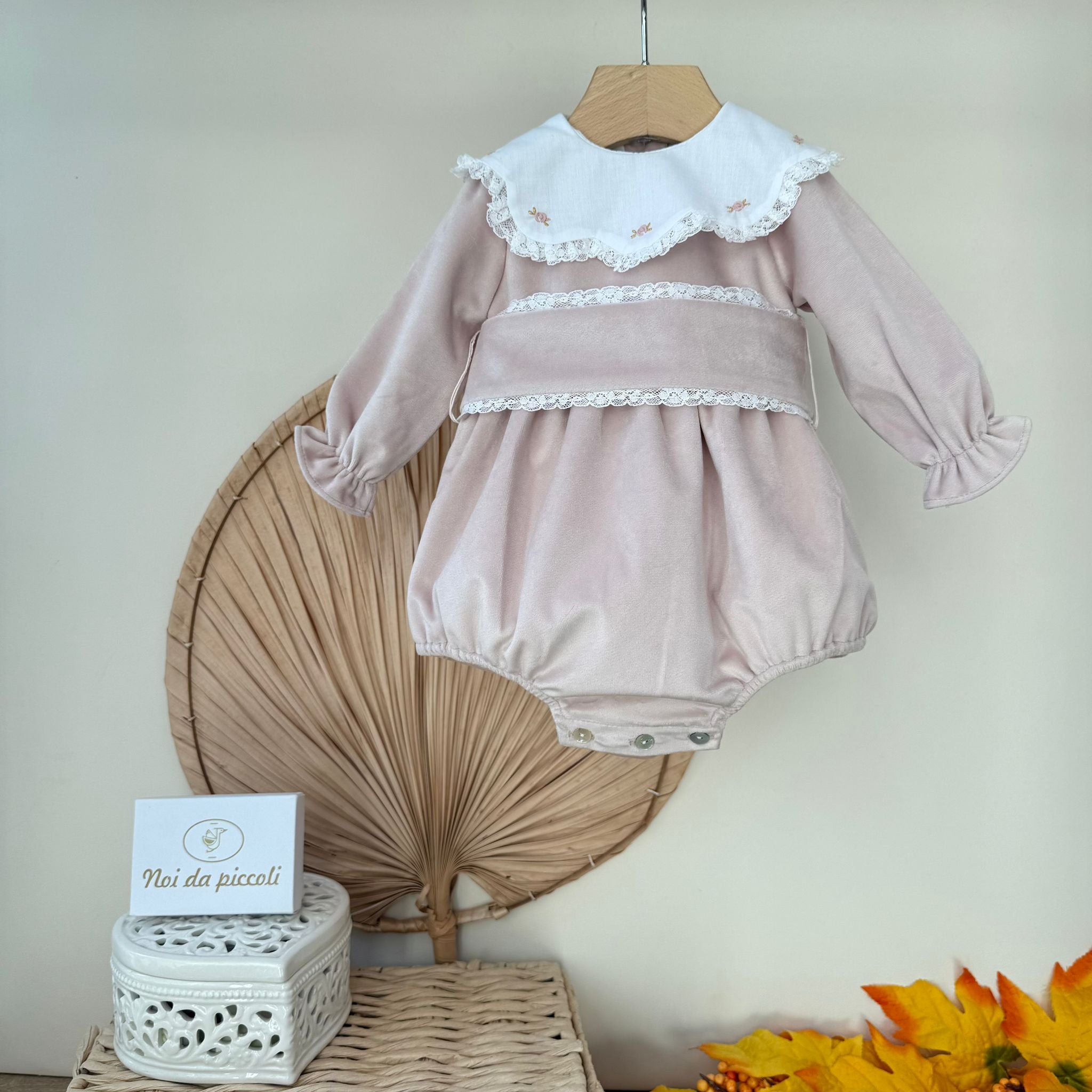 PAGLIACCETTO IN VELLUTINO CON COLLETTO RICAMATO E FIORELLINI ROSA - Noi da piccoli