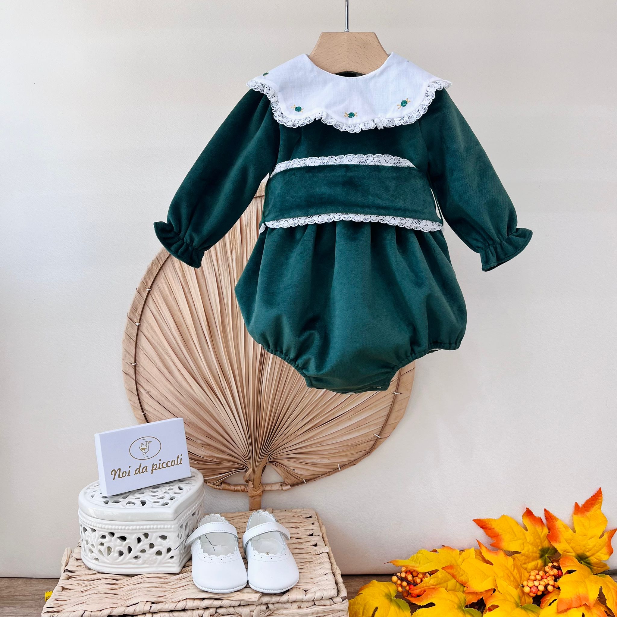 PAGLIACCETTO IN VELLUTINO CON COLLETTO RICAMATO E FIORELLINI VERDE - Noi da piccoli
