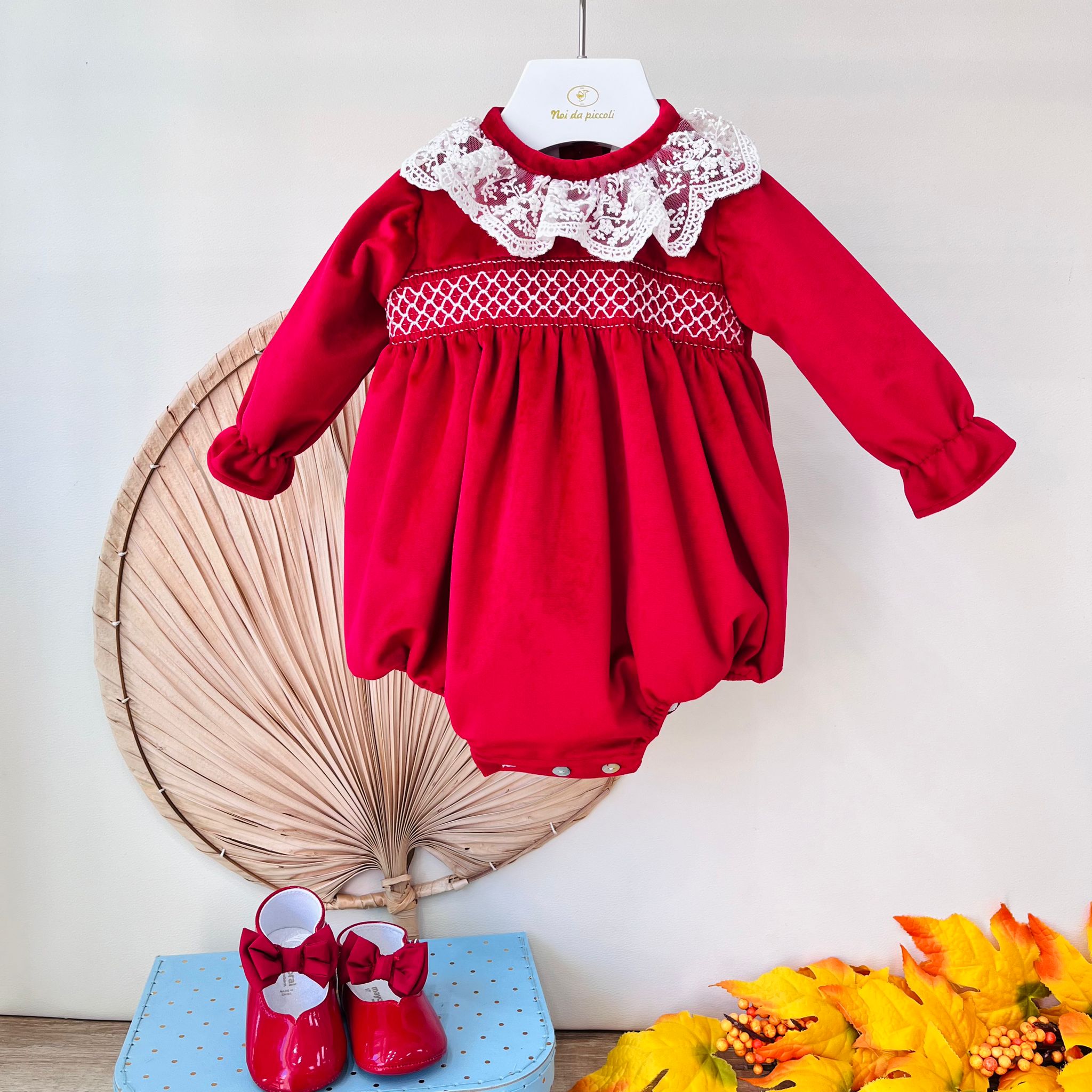 PAGLIACCETTO IN VELLUTINO CON COLLETTO RICAMATO ROSSO - Noi da piccoli