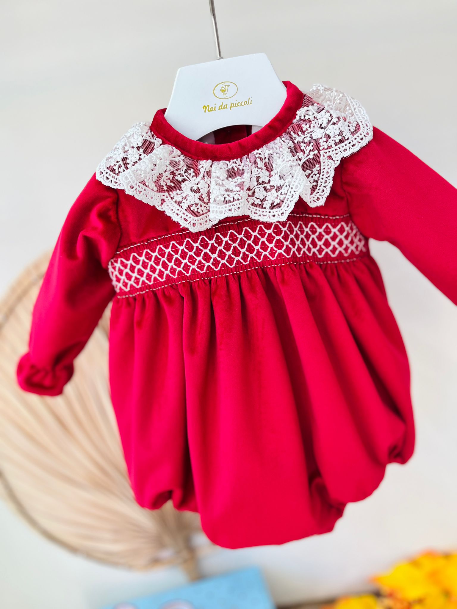 PAGLIACCETTO IN VELLUTINO CON COLLETTO RICAMATO ROSSO - Noi da piccoli