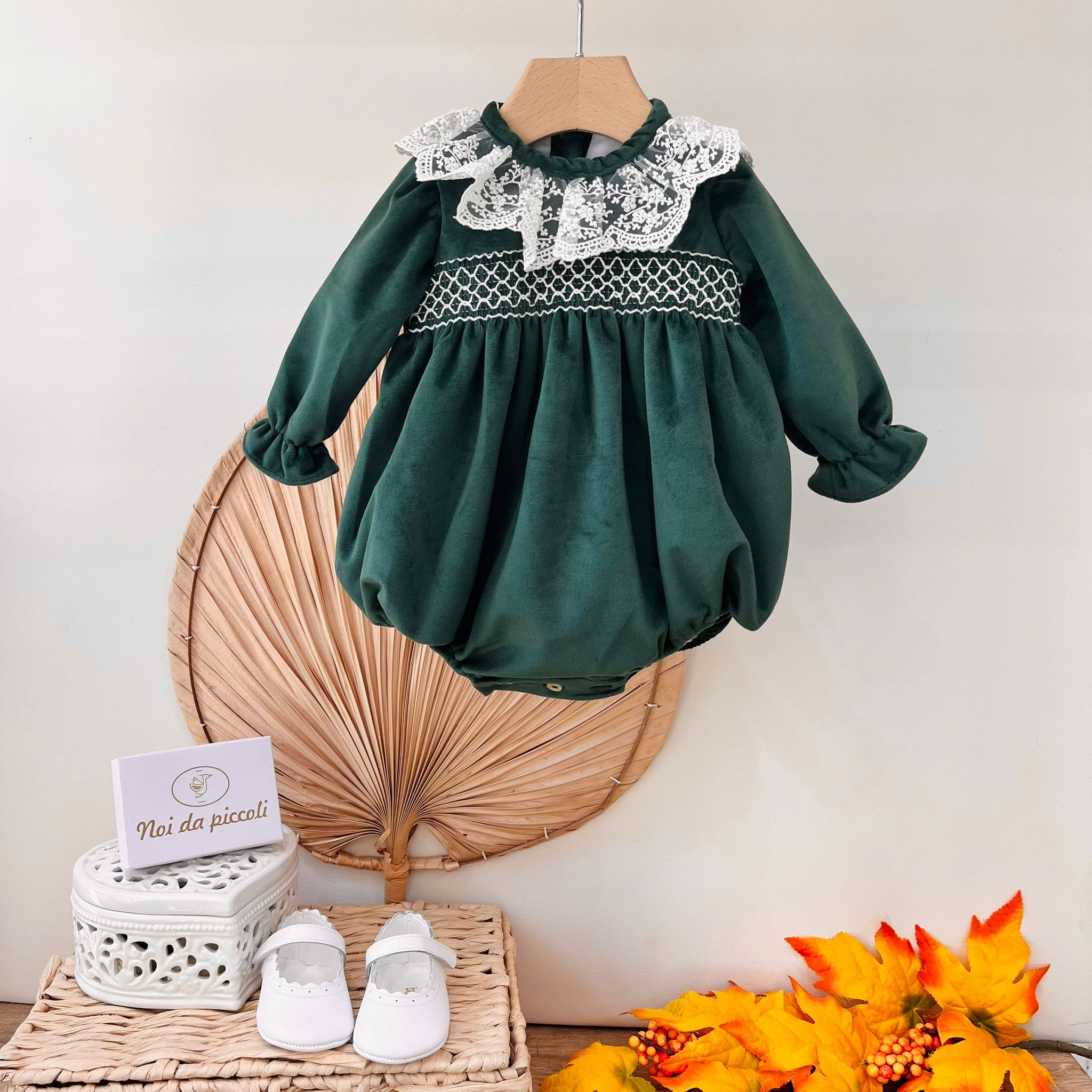 PAGLIACCETTO IN VELLUTINO CON COLLETTO RICAMATO VERDE - Noi da piccoli