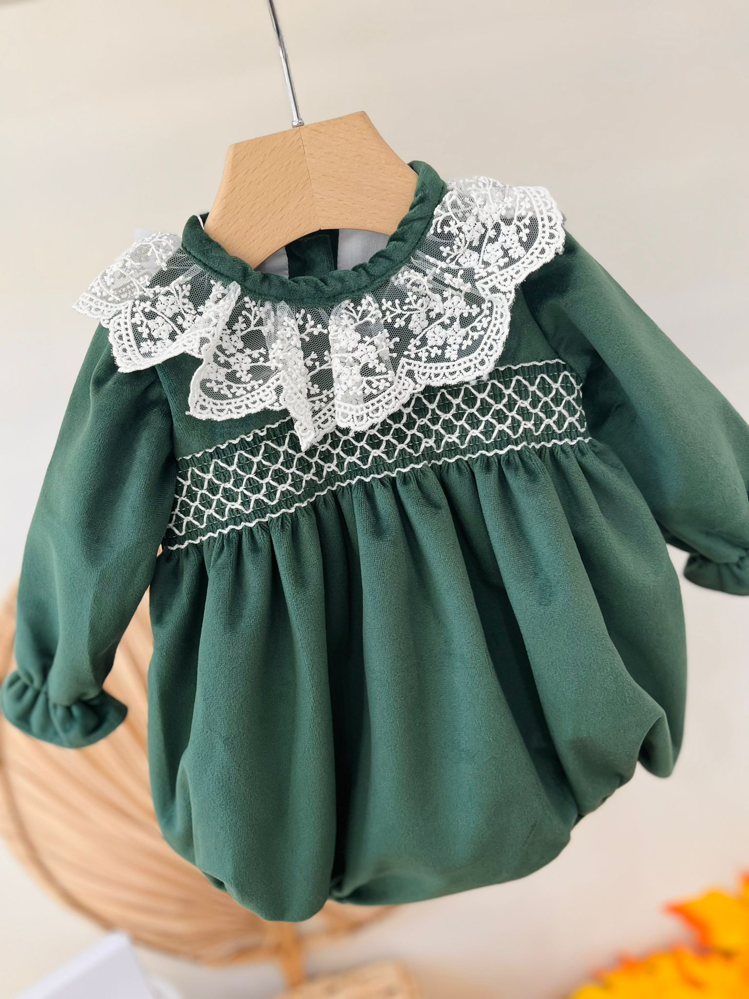 PAGLIACCETTO IN VELLUTINO CON COLLETTO RICAMATO VERDE - Noi da piccoli