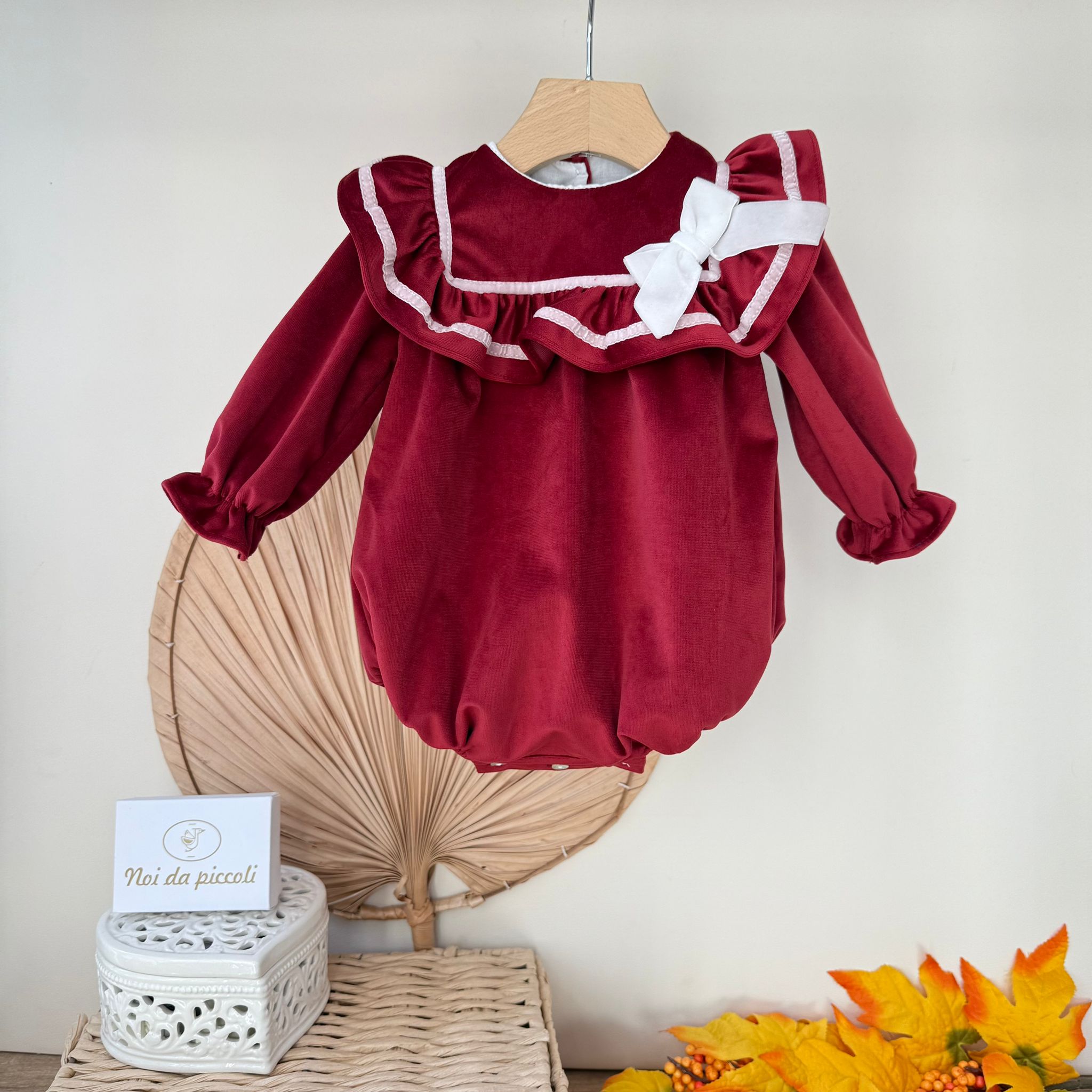 PAGLIACCETTO IN VELLUTINO CON RICAMI E FIOCCHETTINO BORDEAUX - Noi da piccoli