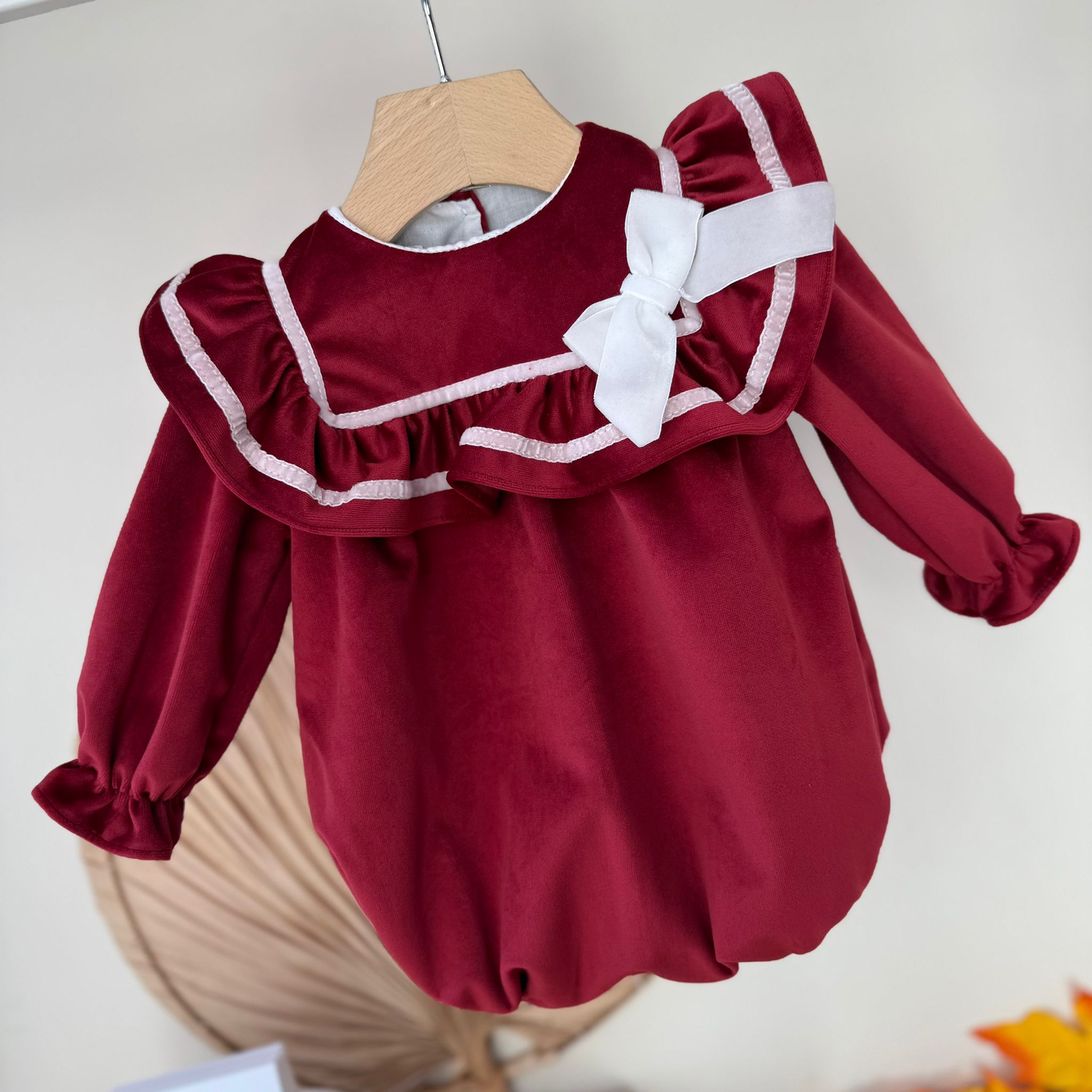 PAGLIACCETTO IN VELLUTINO CON RICAMI E FIOCCHETTINO BORDEAUX - Noi da piccoli