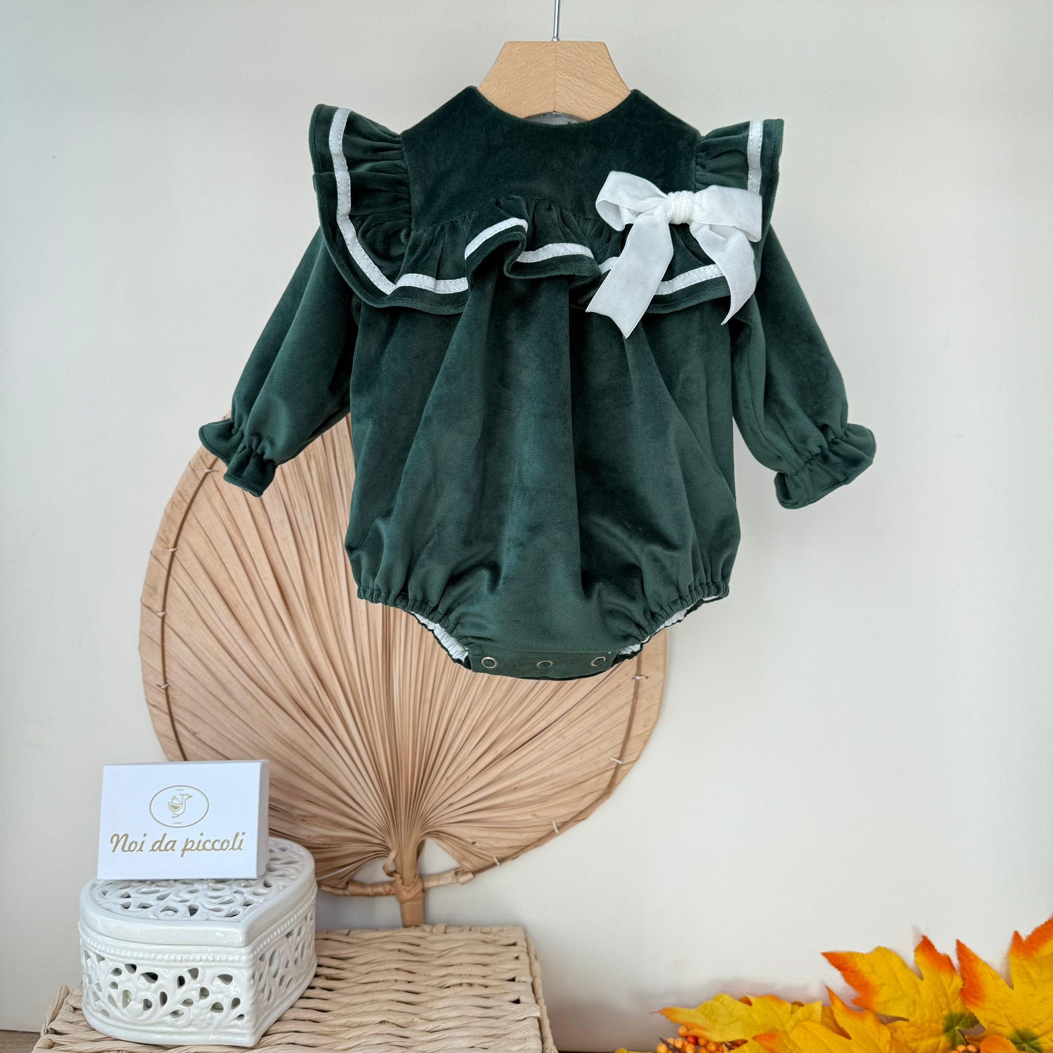 PAGLIACCETTO IN VELLUTINO CON RICAMI E FIOCCHETTINO VERDE - Noi da piccoli