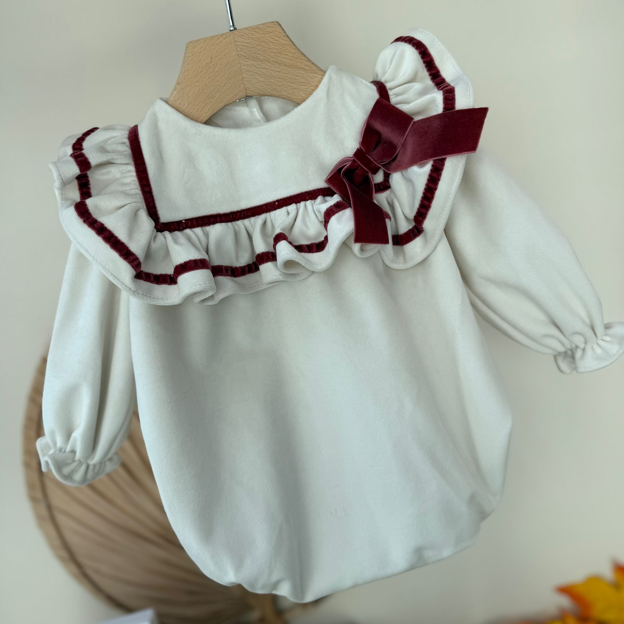 PAGLIACCETTO IN VELLUTINO CON RICAMI ROSSI E FIOCCHETTO PANNA - Noi da piccoli