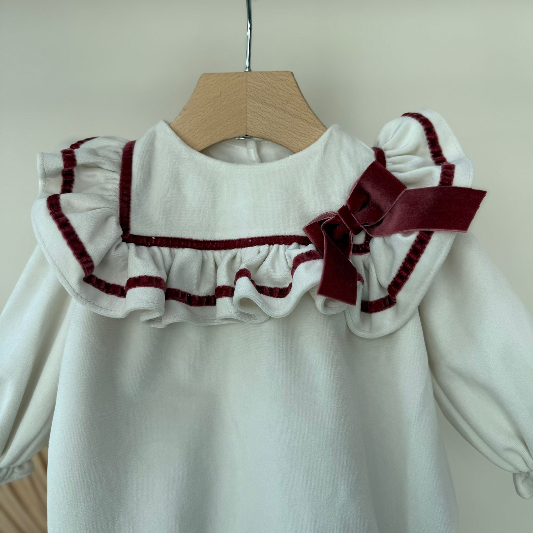 PAGLIACCETTO IN VELLUTINO CON RICAMI ROSSI E FIOCCHETTO PANNA - Noi da piccoli