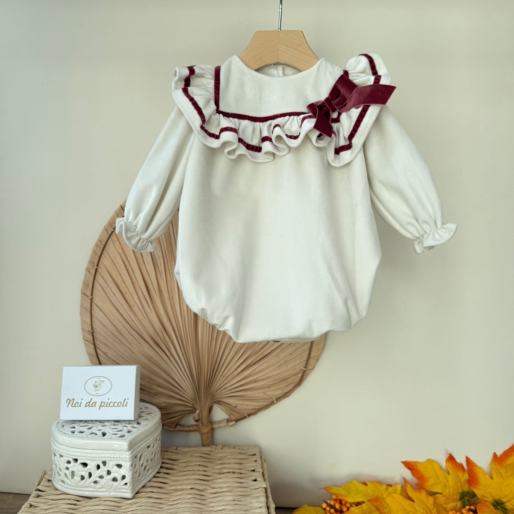 PAGLIACCETTO IN VELLUTINO CON RICAMI ROSSI E FIOCCHETTO PANNA - Noi da piccoli