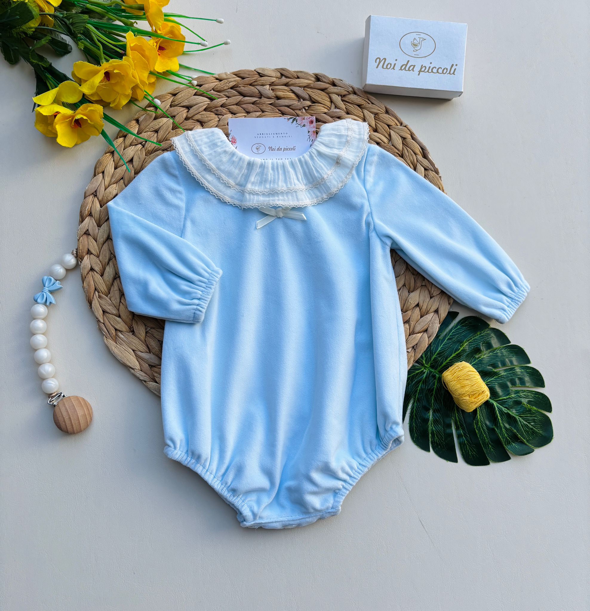 PAGLIACCETTO IN VELLUTO CON COLLETTO RICAMATO CELESTE - Noi da piccoli