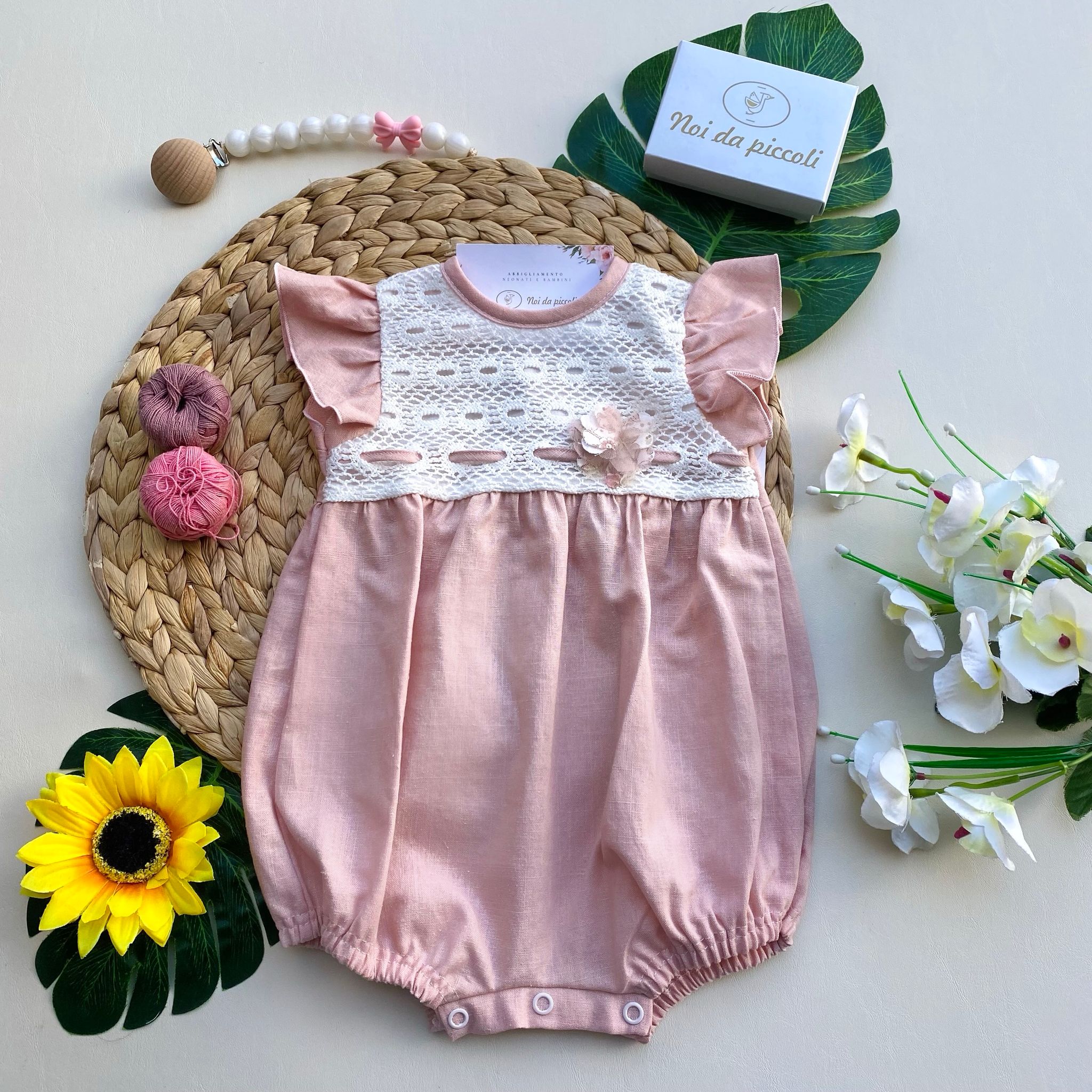 PAGLIACCETTO ROSA CON RICAMINI BIANCHI E FIORELLINO ROSA - Noi da piccoli