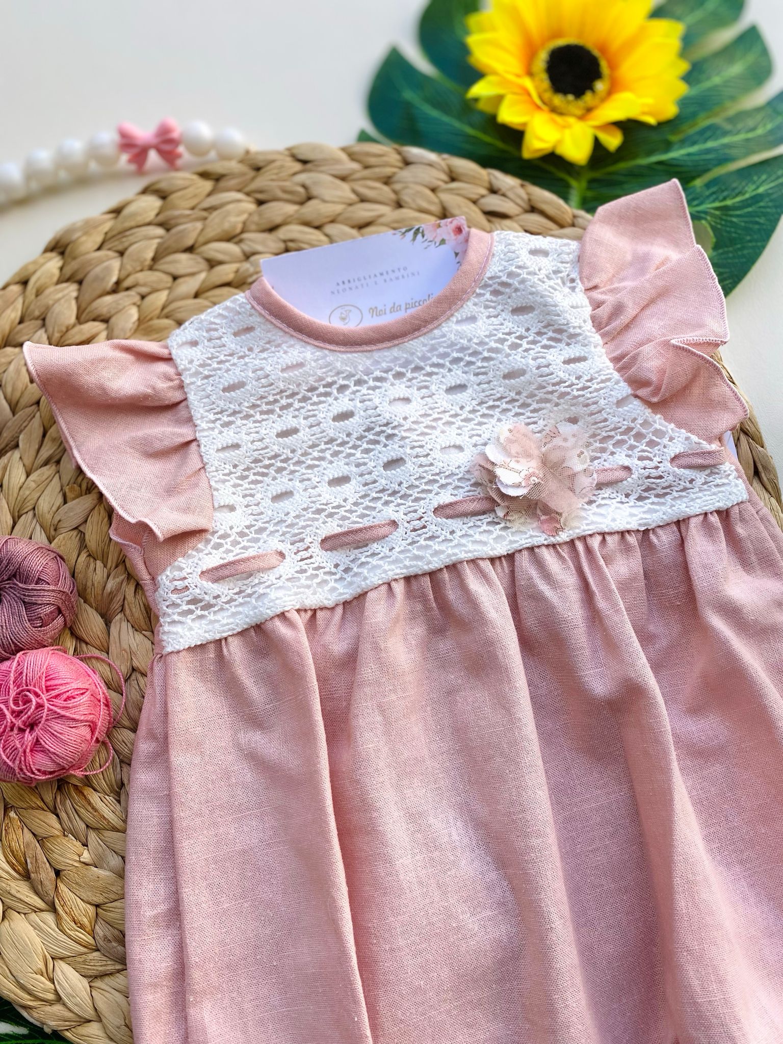 PAGLIACCETTO ROSA CON RICAMINI BIANCHI E FIORELLINO ROSA - Noi da piccoli