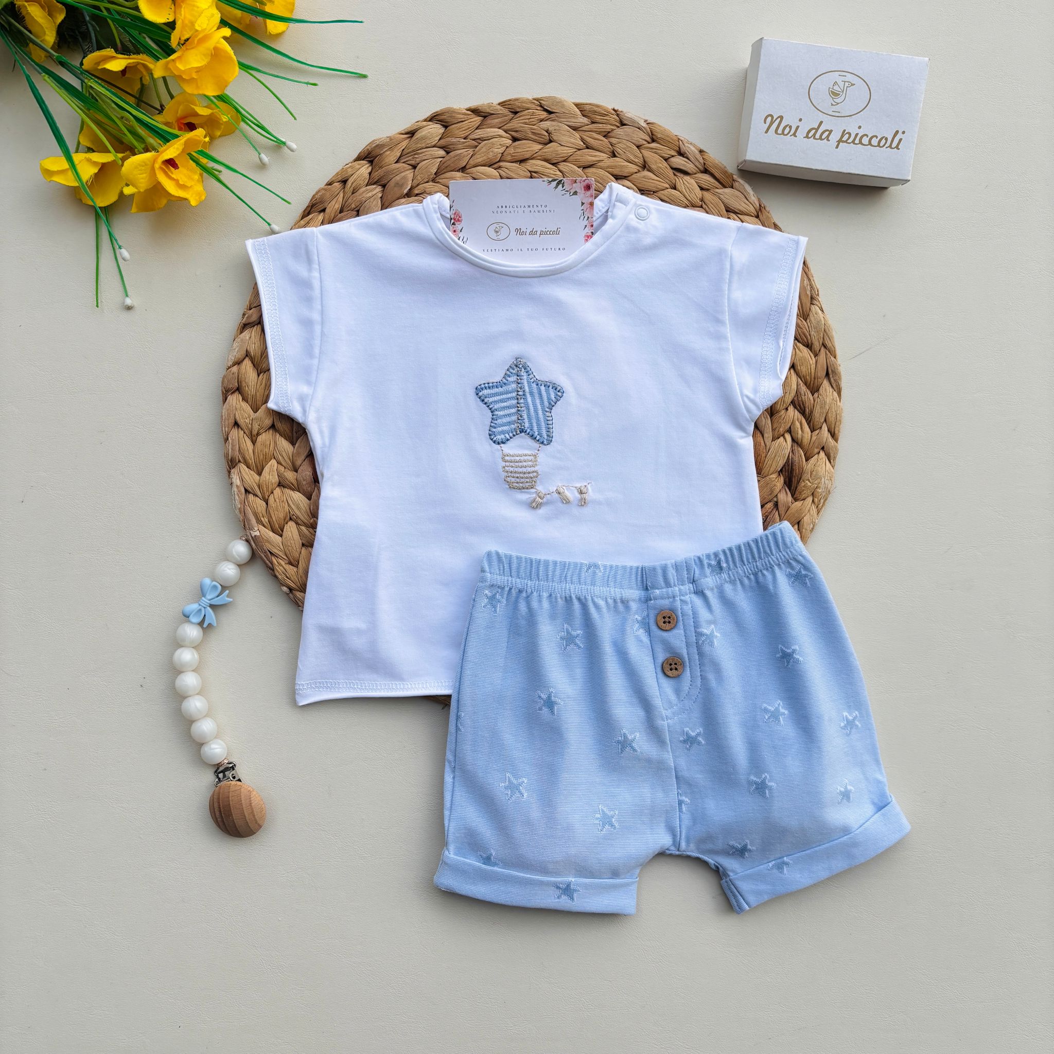 PANTALONCINO IN COTONE CON STELLE E BOTTONCINI IN FINTO LEGNO E MAGLIETTINA CON STELLA CENTRALE Bianco Cielo - Noi da piccoli