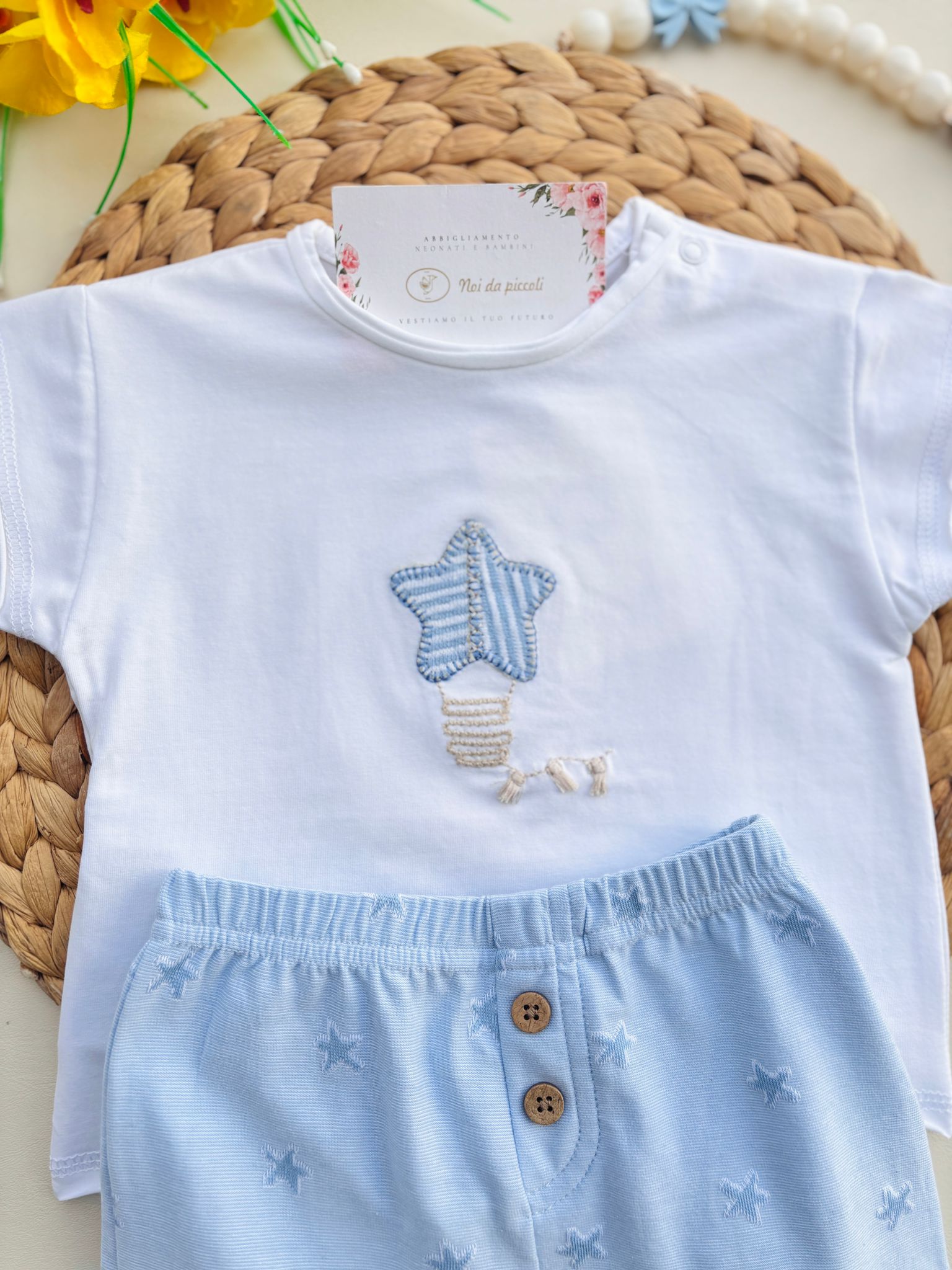 PANTALONCINO IN COTONE CON STELLE E BOTTONCINI IN FINTO LEGNO E MAGLIETTINA CON STELLA CENTRALE Bianco Cielo - Noi da piccoli