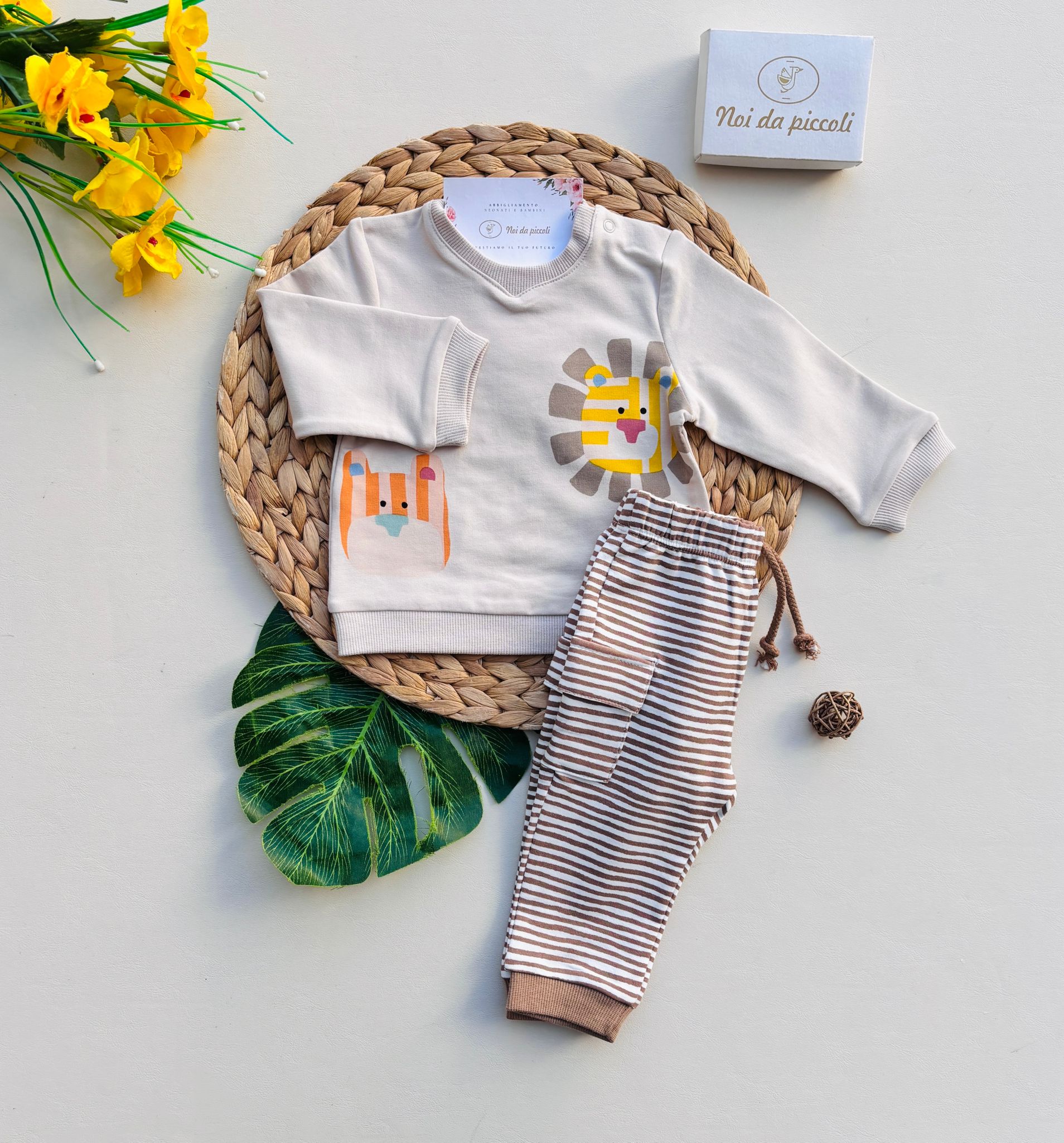 PANTALONE A RIGHE IN COTONE E MAGLIETTINA CON DISEGNINI BEIGE - Noi da piccoli