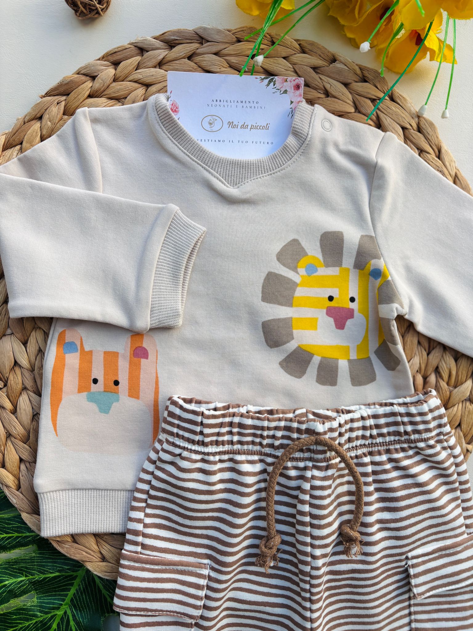 PANTALONE A RIGHE IN COTONE E MAGLIETTINA CON DISEGNINI BEIGE - Noi da piccoli