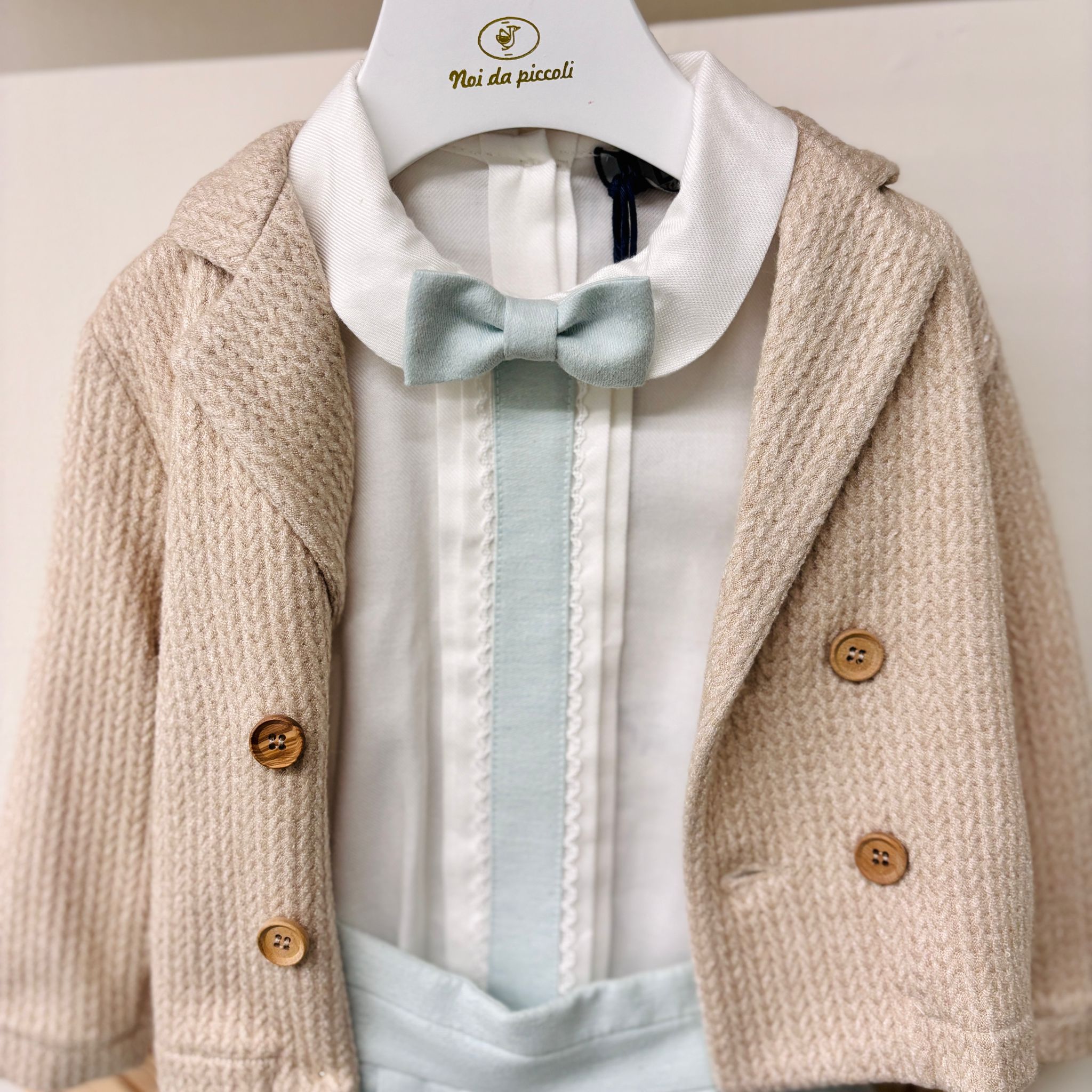 PANTALONE CORTO,CAMICIA A BODY CON TAGLIO CERIMONIALE CON CARDIGAN A DOPPIO PETTO E PAPILLON BEIGE E VERDE - Noi da piccoli