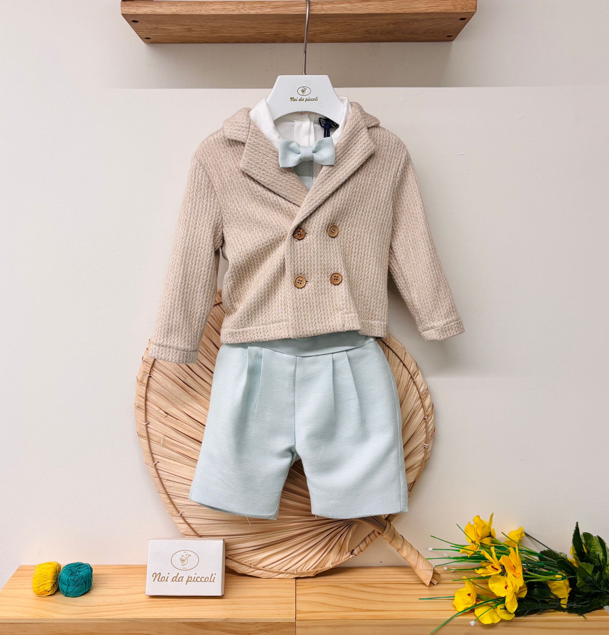 PANTALONE CORTO,CAMICIA A BODY CON TAGLIO CERIMONIALE CON CARDIGAN A DOPPIO PETTO E PAPILLON BEIGE E VERDE - Noi da piccoli