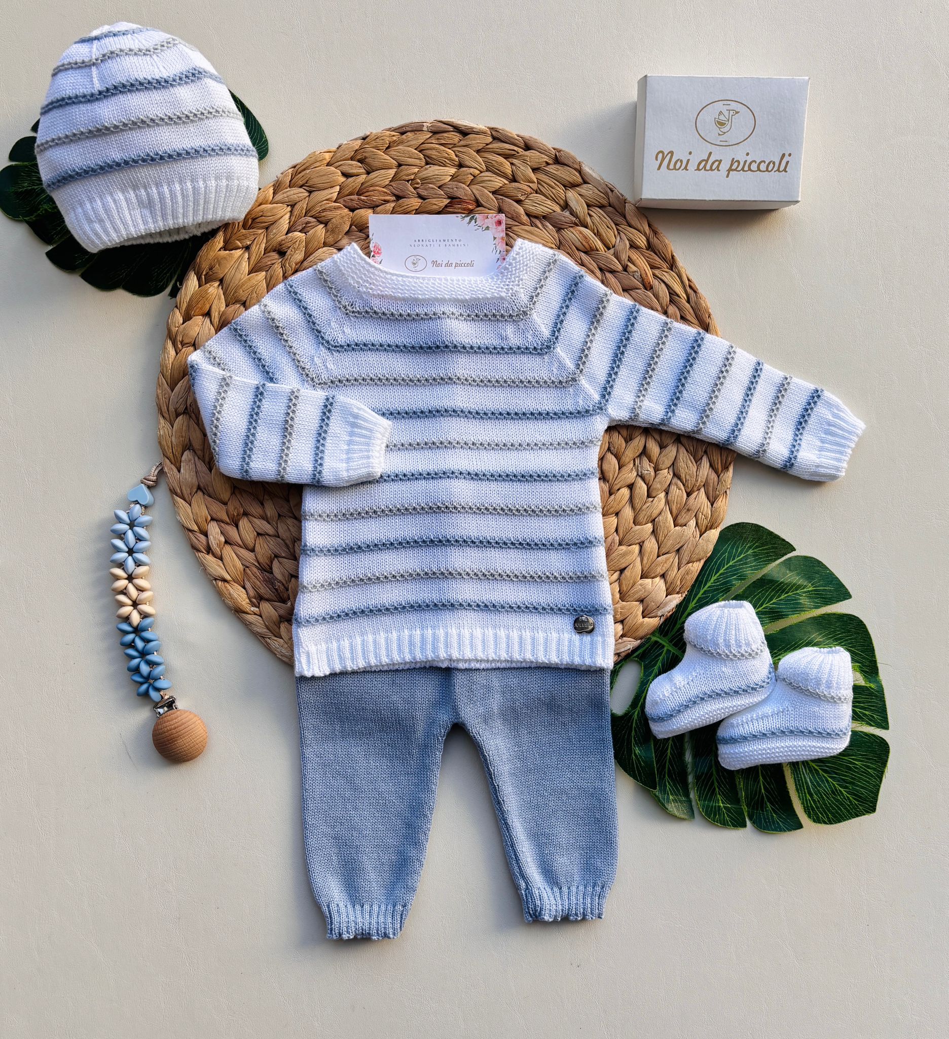 PANTALONE E MAGLIETTINA A MANICA LUNGA IN COTONEE ACRILICO ABBINATO ALLE BABBUCCE Bianco Cielo - Noi da piccoli