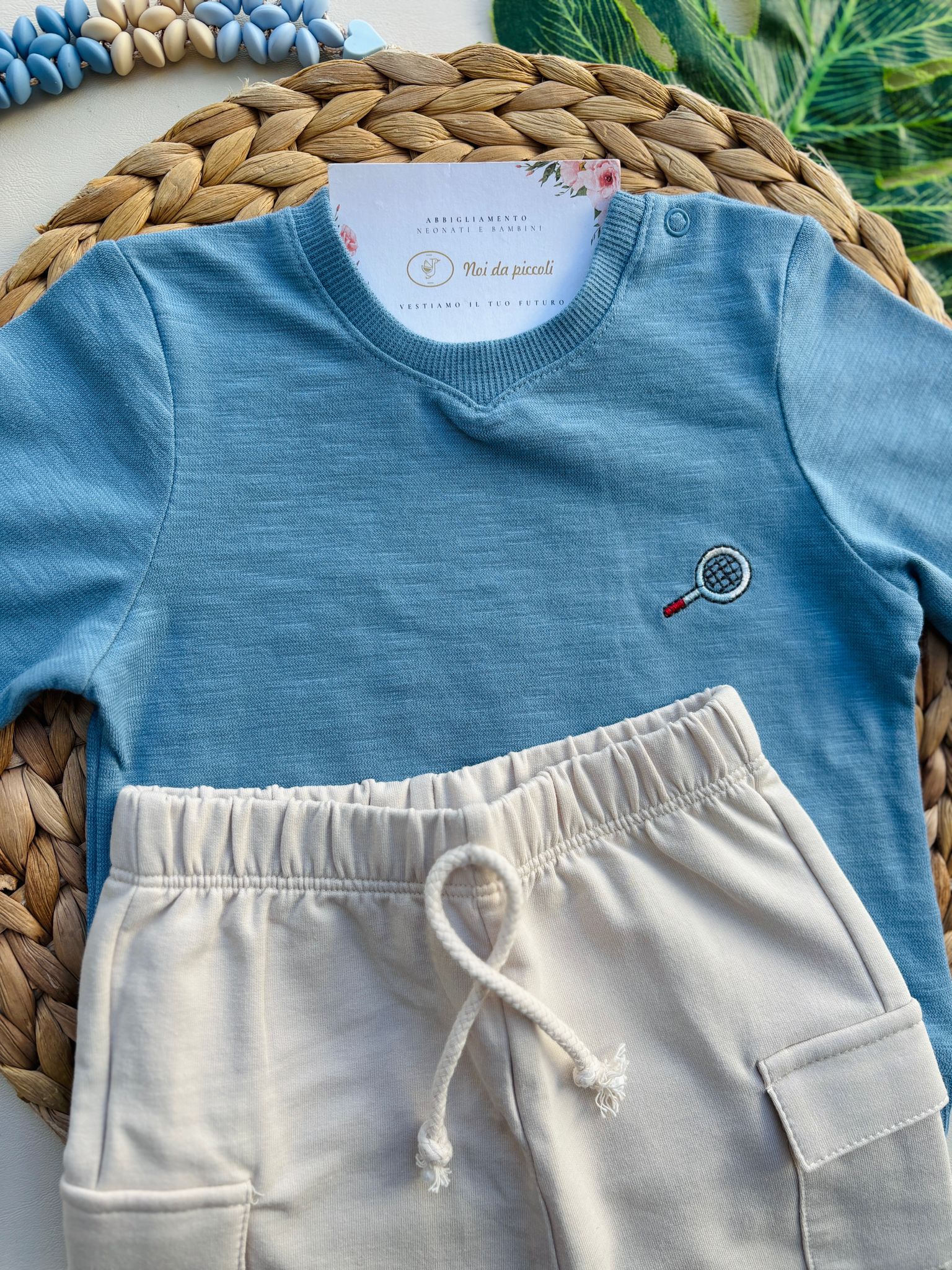 PANTALONE IN COTONE CON MAGLIETTINA CON CAGNOLINO BEIGE E CIELO - Noi da piccoli