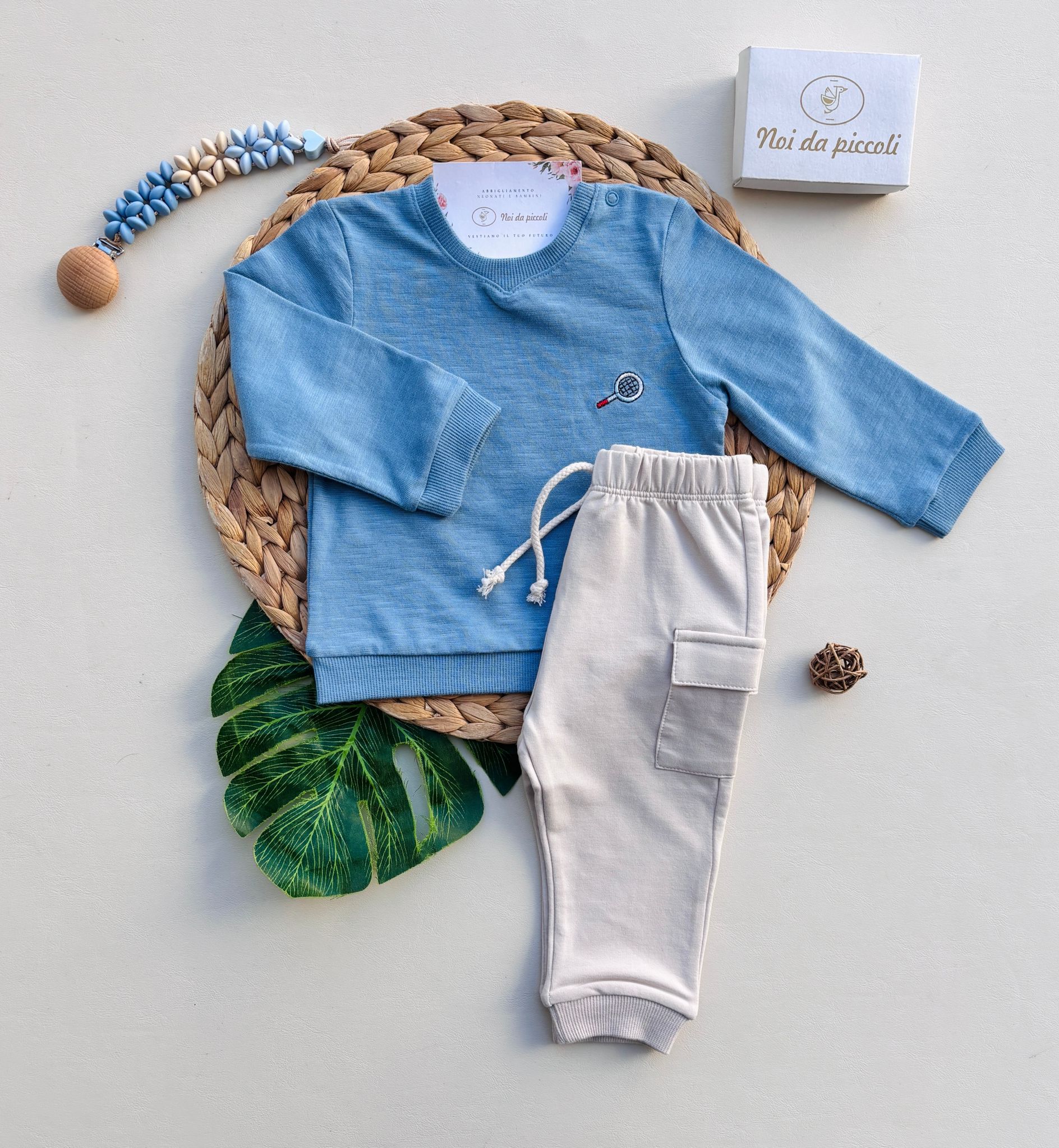 PANTALONE IN COTONE CON MAGLIETTINA CON CAGNOLINO BEIGE E CIELO - Noi da piccoli