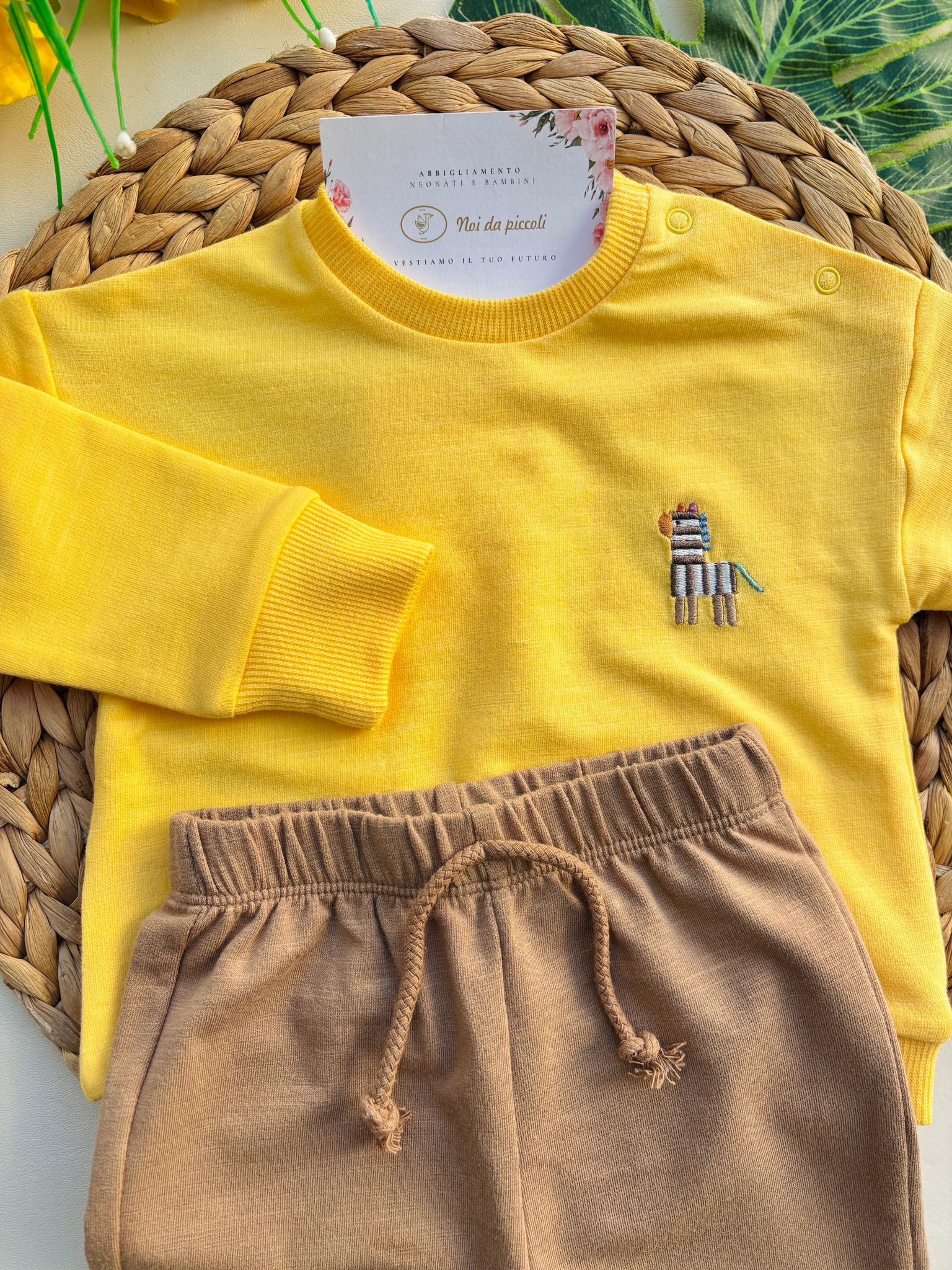 PANTALONE IN COTONE CON MAGLIETTINA CON DISEGNINI MOSTAZA - Noi da piccoli