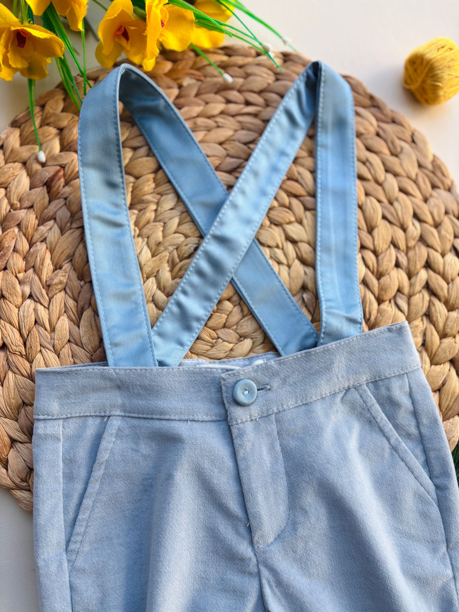 PANTALONE IN VELLUTINO CON BRETELLE CIELO - Noi da piccoli