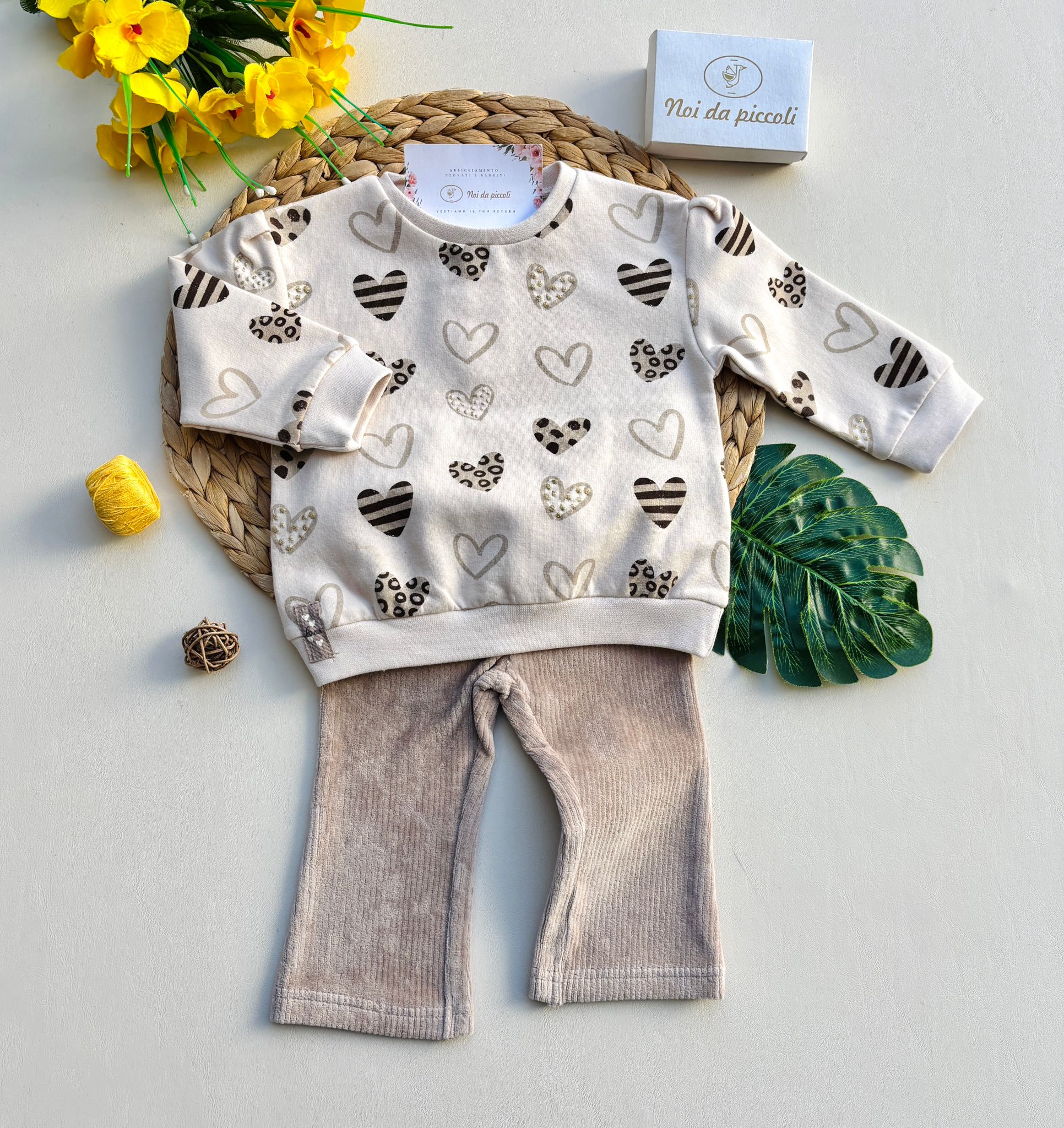 PANTALONE IN VELLUTO A COSTINE E MAGLIETTINA IN CALDO COTONE CON CUORICINI BEIGE - Noi da piccoli