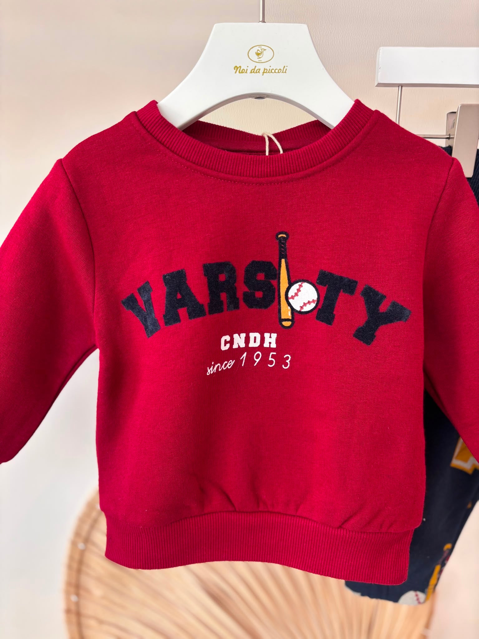 COMPLETO IN COTONE BORDEAUX CON STAMPA "VARSITY"