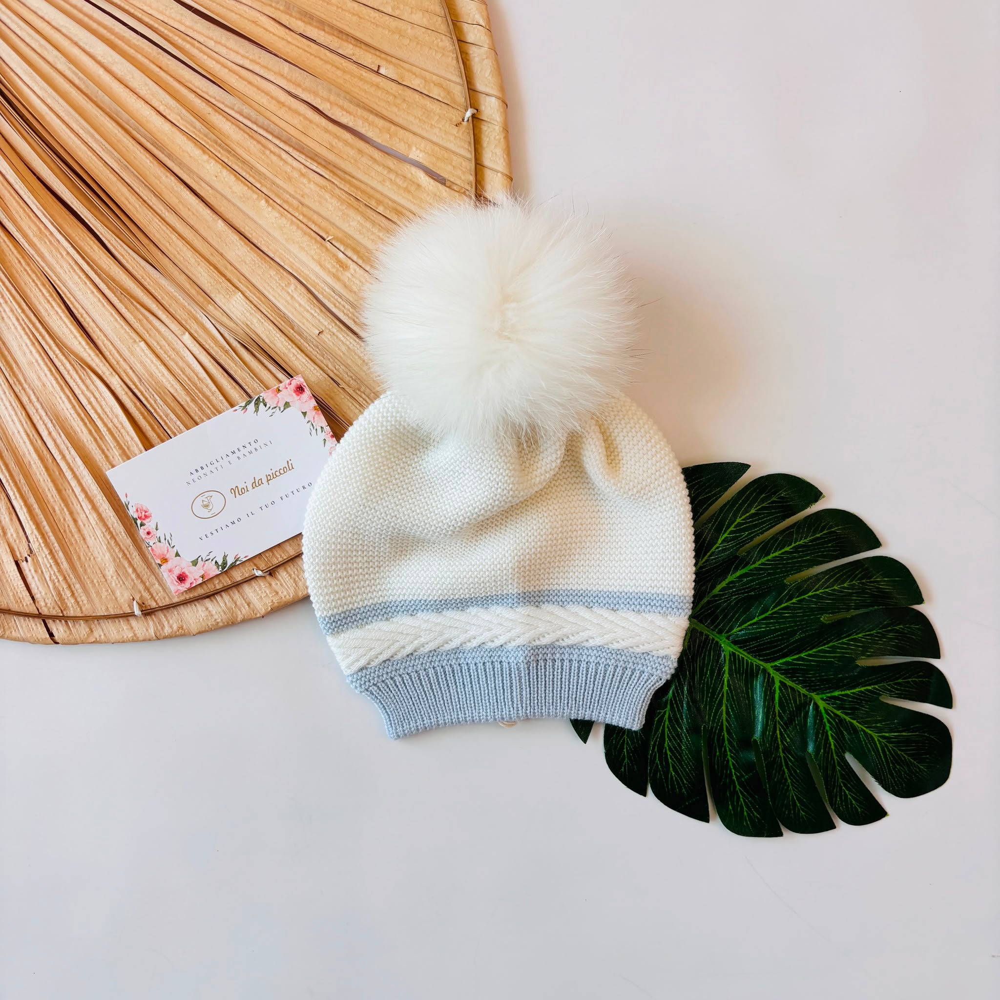 CAPPELLO IN LANA CON PONPOM PANNA E CIELO