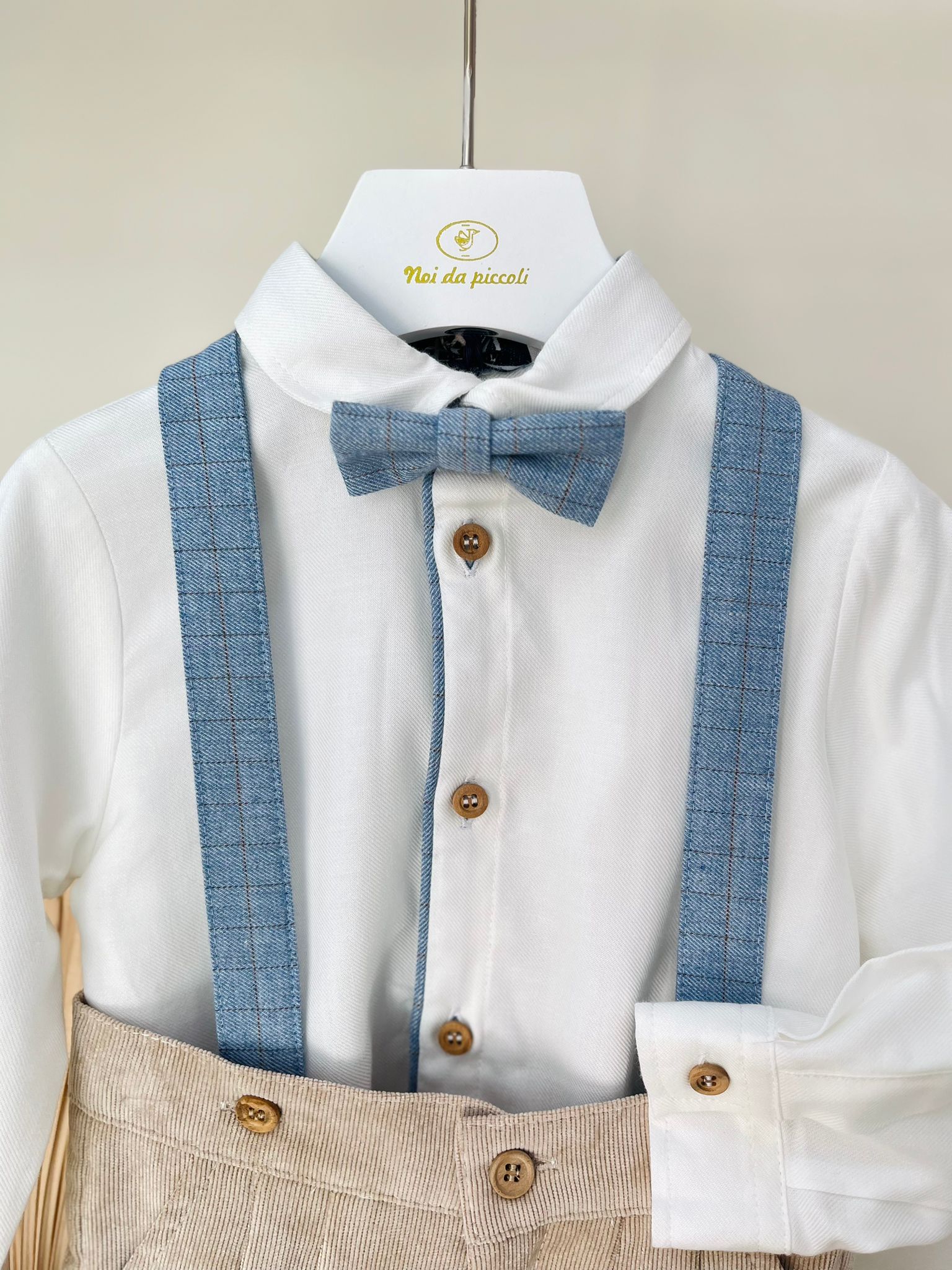SALOPETTE A COSTINE CON CAMICIA E PAPILLON BIANCO BEIGE - Noi da piccoli