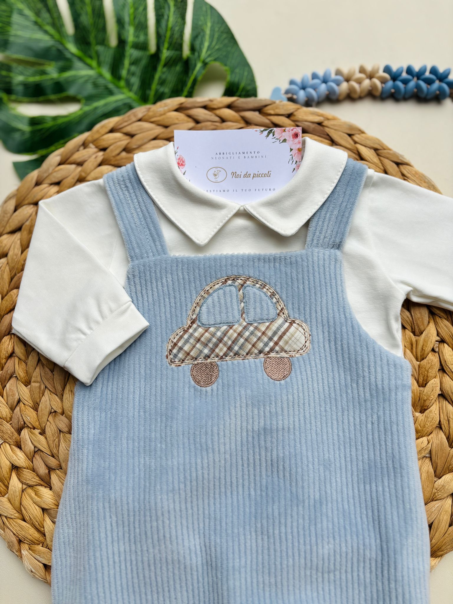 SALOPETTE A COSTINE CON MACCHININA E MAGLIETTINA POLVERE - Noi da piccoli